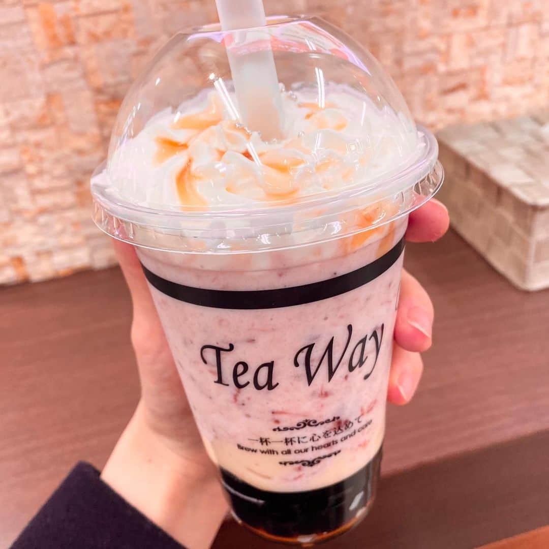 とぎもちさんのインスタグラム写真 - (とぎもちInstagram)「.﻿ ﻿ 【Tea Way 티웨이】﻿ ﻿ タピオカ専門店ティーウェイで﻿ ﻿ 期間限定﻿ ・苺ジュレミルク﻿ ・キャラメルムースと苺スムージー﻿ ﻿ どっちも今だけの苺シリーズ🍓💓﻿ ﻿ 苺ジュレミルクは﻿ イメージ写真と違い過ぎてびっくりしたけど﻿ とぅるんとぅるんの甘酸っぱい苺ジュレ入りで﻿ 甘い苺ミルクと﻿ もちもち大粒タピオカ🧋🍓﻿ ﻿ 美味しい！！😍✨﻿ ﻿ キャラメルムースと苺スムージーは﻿ 甘いキャラメルのプリン？的なプルプル入りで﻿ 苺スムージーとたっぷりの生クリーム﻿ そしてタピオカ入り！！﻿ ﻿ こっちも美味しかった💕﻿ ﻿ ゆめタウン行くと﻿ 買い物終えて食料品コーナーから﻿ そのまま買いに行っちゃうのが﻿ いつもの流れ🤣💓﻿ .﻿ #ティーウェイ #teaway #苺ジュレミルク #キャラメルムースと苺スムージー #タピオカ #高松 #香川 #日本 #티웨이 #딸기쥬레밀크 #카라멜무스앤딸기스무디 #다카마쓰 #카가와 #일본 #다카마쓰맛집  #먹스타그램 #토기모치 #とぎもちkorea #とぎもちティーウェイ #とぎもちタピオカ」2月14日 13時03分 - togistagram