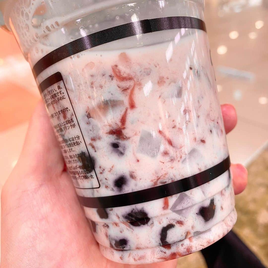 とぎもちさんのインスタグラム写真 - (とぎもちInstagram)「.﻿ ﻿ 【Tea Way 티웨이】﻿ ﻿ タピオカ専門店ティーウェイで﻿ ﻿ 期間限定﻿ ・苺ジュレミルク﻿ ・キャラメルムースと苺スムージー﻿ ﻿ どっちも今だけの苺シリーズ🍓💓﻿ ﻿ 苺ジュレミルクは﻿ イメージ写真と違い過ぎてびっくりしたけど﻿ とぅるんとぅるんの甘酸っぱい苺ジュレ入りで﻿ 甘い苺ミルクと﻿ もちもち大粒タピオカ🧋🍓﻿ ﻿ 美味しい！！😍✨﻿ ﻿ キャラメルムースと苺スムージーは﻿ 甘いキャラメルのプリン？的なプルプル入りで﻿ 苺スムージーとたっぷりの生クリーム﻿ そしてタピオカ入り！！﻿ ﻿ こっちも美味しかった💕﻿ ﻿ ゆめタウン行くと﻿ 買い物終えて食料品コーナーから﻿ そのまま買いに行っちゃうのが﻿ いつもの流れ🤣💓﻿ .﻿ #ティーウェイ #teaway #苺ジュレミルク #キャラメルムースと苺スムージー #タピオカ #高松 #香川 #日本 #티웨이 #딸기쥬레밀크 #카라멜무스앤딸기스무디 #다카마쓰 #카가와 #일본 #다카마쓰맛집  #먹스타그램 #토기모치 #とぎもちkorea #とぎもちティーウェイ #とぎもちタピオカ」2月14日 13時03分 - togistagram