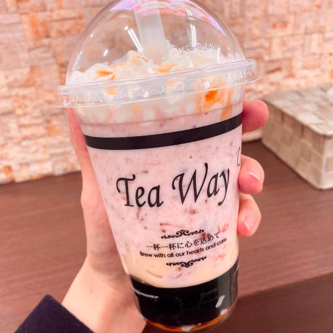 とぎもちさんのインスタグラム写真 - (とぎもちInstagram)「.﻿ ﻿ 【Tea Way 티웨이】﻿ ﻿ タピオカ専門店ティーウェイで﻿ ﻿ 期間限定﻿ ・苺ジュレミルク﻿ ・キャラメルムースと苺スムージー﻿ ﻿ どっちも今だけの苺シリーズ🍓💓﻿ ﻿ 苺ジュレミルクは﻿ イメージ写真と違い過ぎてびっくりしたけど﻿ とぅるんとぅるんの甘酸っぱい苺ジュレ入りで﻿ 甘い苺ミルクと﻿ もちもち大粒タピオカ🧋🍓﻿ ﻿ 美味しい！！😍✨﻿ ﻿ キャラメルムースと苺スムージーは﻿ 甘いキャラメルのプリン？的なプルプル入りで﻿ 苺スムージーとたっぷりの生クリーム﻿ そしてタピオカ入り！！﻿ ﻿ こっちも美味しかった💕﻿ ﻿ ゆめタウン行くと﻿ 買い物終えて食料品コーナーから﻿ そのまま買いに行っちゃうのが﻿ いつもの流れ🤣💓﻿ .﻿ #ティーウェイ #teaway #苺ジュレミルク #キャラメルムースと苺スムージー #タピオカ #高松 #香川 #日本 #티웨이 #딸기쥬레밀크 #카라멜무스앤딸기스무디 #다카마쓰 #카가와 #일본 #다카마쓰맛집  #먹스타그램 #토기모치 #とぎもちkorea #とぎもちティーウェイ #とぎもちタピオカ」2月14日 13時03分 - togistagram