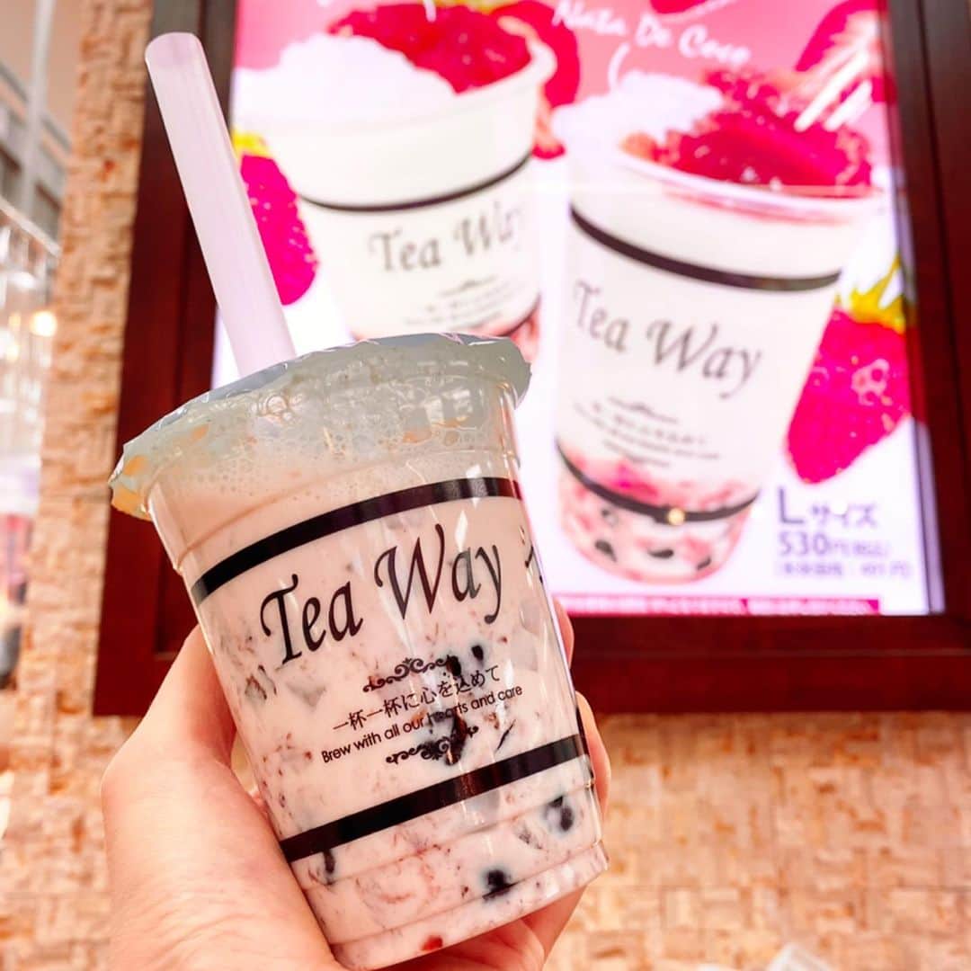 とぎもちさんのインスタグラム写真 - (とぎもちInstagram)「.﻿ ﻿ 【Tea Way 티웨이】﻿ ﻿ タピオカ専門店ティーウェイで﻿ ﻿ 期間限定﻿ ・苺ジュレミルク﻿ ・キャラメルムースと苺スムージー﻿ ﻿ どっちも今だけの苺シリーズ🍓💓﻿ ﻿ 苺ジュレミルクは﻿ イメージ写真と違い過ぎてびっくりしたけど﻿ とぅるんとぅるんの甘酸っぱい苺ジュレ入りで﻿ 甘い苺ミルクと﻿ もちもち大粒タピオカ🧋🍓﻿ ﻿ 美味しい！！😍✨﻿ ﻿ キャラメルムースと苺スムージーは﻿ 甘いキャラメルのプリン？的なプルプル入りで﻿ 苺スムージーとたっぷりの生クリーム﻿ そしてタピオカ入り！！﻿ ﻿ こっちも美味しかった💕﻿ ﻿ ゆめタウン行くと﻿ 買い物終えて食料品コーナーから﻿ そのまま買いに行っちゃうのが﻿ いつもの流れ🤣💓﻿ .﻿ #ティーウェイ #teaway #苺ジュレミルク #キャラメルムースと苺スムージー #タピオカ #高松 #香川 #日本 #티웨이 #딸기쥬레밀크 #카라멜무스앤딸기스무디 #다카마쓰 #카가와 #일본 #다카마쓰맛집  #먹스타그램 #토기모치 #とぎもちkorea #とぎもちティーウェイ #とぎもちタピオカ」2月14日 13時03分 - togistagram