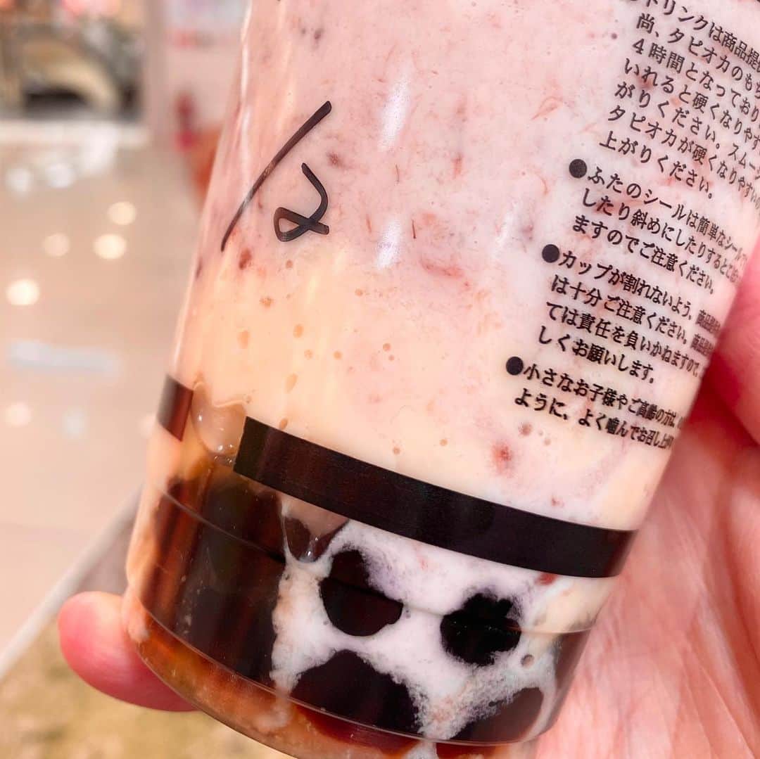 とぎもちさんのインスタグラム写真 - (とぎもちInstagram)「.﻿ ﻿ 【Tea Way 티웨이】﻿ ﻿ タピオカ専門店ティーウェイで﻿ ﻿ 期間限定﻿ ・苺ジュレミルク﻿ ・キャラメルムースと苺スムージー﻿ ﻿ どっちも今だけの苺シリーズ🍓💓﻿ ﻿ 苺ジュレミルクは﻿ イメージ写真と違い過ぎてびっくりしたけど﻿ とぅるんとぅるんの甘酸っぱい苺ジュレ入りで﻿ 甘い苺ミルクと﻿ もちもち大粒タピオカ🧋🍓﻿ ﻿ 美味しい！！😍✨﻿ ﻿ キャラメルムースと苺スムージーは﻿ 甘いキャラメルのプリン？的なプルプル入りで﻿ 苺スムージーとたっぷりの生クリーム﻿ そしてタピオカ入り！！﻿ ﻿ こっちも美味しかった💕﻿ ﻿ ゆめタウン行くと﻿ 買い物終えて食料品コーナーから﻿ そのまま買いに行っちゃうのが﻿ いつもの流れ🤣💓﻿ .﻿ #ティーウェイ #teaway #苺ジュレミルク #キャラメルムースと苺スムージー #タピオカ #高松 #香川 #日本 #티웨이 #딸기쥬레밀크 #카라멜무스앤딸기스무디 #다카마쓰 #카가와 #일본 #다카마쓰맛집  #먹스타그램 #토기모치 #とぎもちkorea #とぎもちティーウェイ #とぎもちタピオカ」2月14日 13時03分 - togistagram