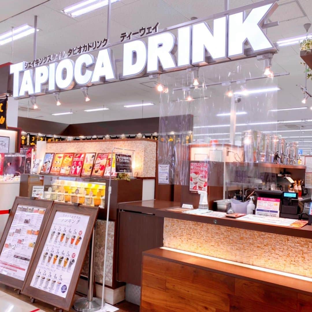 とぎもちさんのインスタグラム写真 - (とぎもちInstagram)「.﻿ ﻿ 【Tea Way 티웨이】﻿ ﻿ タピオカ専門店ティーウェイで﻿ ﻿ 期間限定﻿ ・苺ジュレミルク﻿ ・キャラメルムースと苺スムージー﻿ ﻿ どっちも今だけの苺シリーズ🍓💓﻿ ﻿ 苺ジュレミルクは﻿ イメージ写真と違い過ぎてびっくりしたけど﻿ とぅるんとぅるんの甘酸っぱい苺ジュレ入りで﻿ 甘い苺ミルクと﻿ もちもち大粒タピオカ🧋🍓﻿ ﻿ 美味しい！！😍✨﻿ ﻿ キャラメルムースと苺スムージーは﻿ 甘いキャラメルのプリン？的なプルプル入りで﻿ 苺スムージーとたっぷりの生クリーム﻿ そしてタピオカ入り！！﻿ ﻿ こっちも美味しかった💕﻿ ﻿ ゆめタウン行くと﻿ 買い物終えて食料品コーナーから﻿ そのまま買いに行っちゃうのが﻿ いつもの流れ🤣💓﻿ .﻿ #ティーウェイ #teaway #苺ジュレミルク #キャラメルムースと苺スムージー #タピオカ #高松 #香川 #日本 #티웨이 #딸기쥬레밀크 #카라멜무스앤딸기스무디 #다카마쓰 #카가와 #일본 #다카마쓰맛집  #먹스타그램 #토기모치 #とぎもちkorea #とぎもちティーウェイ #とぎもちタピオカ」2月14日 13時03分 - togistagram