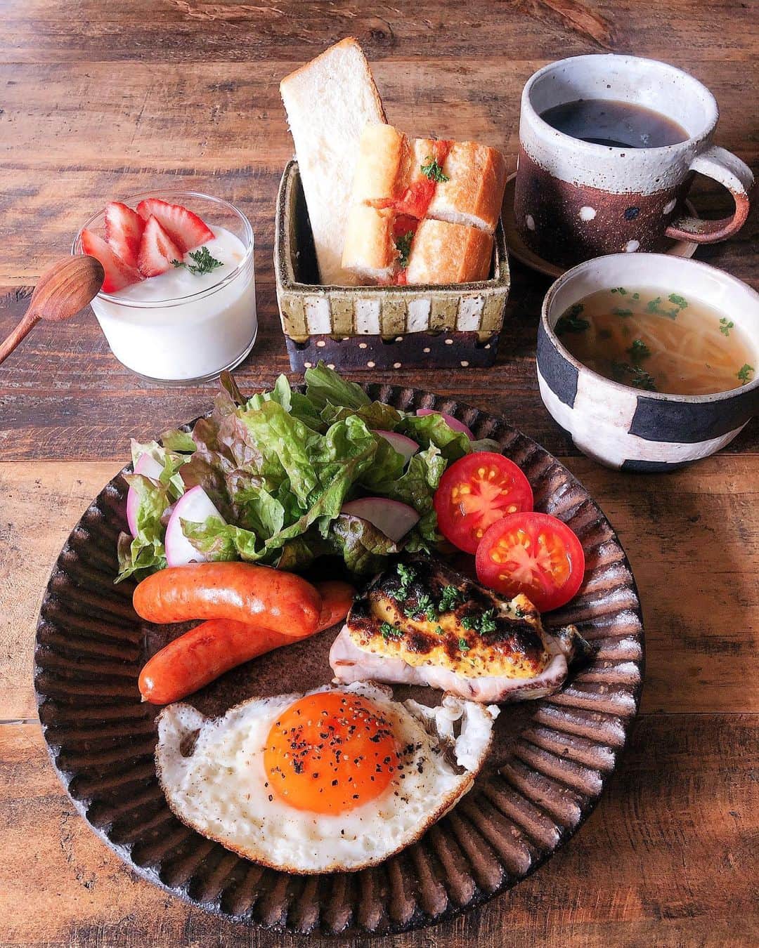 chaako ちゃあこのインスタグラム：「2021.2.14 * * 朝昼ごはん◥█̆̈◤࿉∥ * ＊目玉焼き ＊ピリ辛シャウエッセン ＊鰤の粒マスタードマヨ焼き ＊サラダ ＊野菜スープ ＊食パン、明太フランス ＊ヨーグルト * でした(๑´ڡ`๑) * 昨日姪っ子に貰った食パンと、旦那の弟くんがお土産〜って持って来てくれた明太フランスで朝昼ごはん。 * 鰤がいっぱいあるので、パンに合う様に…と、粒マスタードとマヨを混ぜた物を鰤に乗せて、魚焼きグリルで焼いてみました。 * これ、美味しかったー(*≧∀≦) 超適当に作ったけど、旦那も「うまっ！これ美味しい！」って言ってくれました(* ´艸｀) * 塩をするのを忘れてたので(笑)、食べる時に少し醤油を垂らして食べたけど、ご飯にも合う感じ♡ * 塩をしたら醤油無くてもいいかも。 お勧めです( ́•ૢ⌔•ૢ ̀) * 実は昨日、午前中は伊都菜彩に行ったりして、夕方くらいに帰ってきて、それから大きな鰤とか捌いて疲れ果てちゃって(笑)、晩御飯は捌いたお刺身しか食べてなかったので…朝昼ごはん、モリモリ作っちゃったけど、やり過ぎた(￣m￣*)お腹いっぱい(笑) * ヨーグルトは最近ハマってる、BifiXの可愛いオレンジ。こればかり食べてます。 * そこに昨日買って来たあまおう乗せて♡ * そう言えば、今日はバレンタインデーですね。 今から毎年恒例のガトーショコラ焼こうかなー。 * * *」
