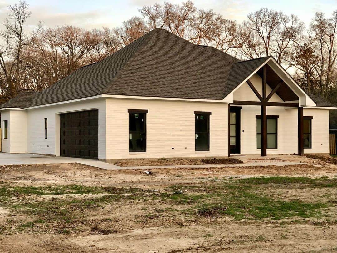 Dylan Dauzatのインスタグラム：「Finished up my house! Self contracted the construction in 4 months, from start to finish. Some details about the house: Decided to go with 10 foot Exterior/Interior walls throughout, Pained white brick, Black windows, 8ft doors opposed to 6ft throughout, Volted Ceilings, Cabinets to the ceiling, Granite & Butcher Block, Ship Lap Accent walls, Outdoor kitchen & Beaded board ceilings on the front and back patio. Here is just a few picture of the house!  All of this was possible with God by my side, allowing me to be able to run my company, still enjoy time with my family & friends, while contracting this home.」