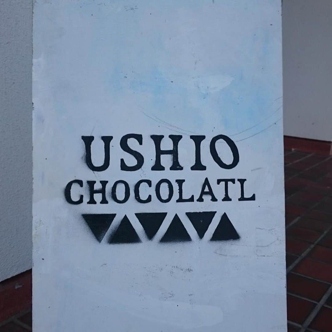 ボートレース宮島さんのインスタグラム写真 - (ボートレース宮島Instagram)「. 『USHIO CHOCOLATL🍫ウシオチョコラトル』 . 尾道市向島の山の中にあるチョコレート屋さん😋 . カカオ豆の買い付けから、チョコレートの製造までしているチョコレート専門店です🍫 かわいいパッケージに包まれた、特徴的な６角形のチョコレート✨ . 広島市内だけでなく、全国的に取り扱い店が増えてますが、この向島まで遠方から来られる方もたくさんいます🚘 素敵なロケーションにあるので、尾道に行かれた時はぜひ立ち寄ってみてください🤗 . 高カカオチョコレートがお好きな方におすすめです🍫 . 今日は２月１４日❤️ 素敵なバレンタインをお過ごしください♪ . . #ボートレース宮島 #宮島競艇場 #宮島競艇 #パルボート宮島 #ボートレース #boatrace #競艇 #競艇場 #モンタ #ボートレースな日々 #USHIOCHOCOLATL #ウシオチョコラトル #チョコレート #尾道 #onomichi #向島 #広島スイーツ #miyajima #広島観光  #hiroshima」2月14日 13時04分 - boatrace_miyajima