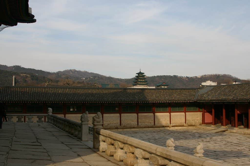 職人.comさんのインスタグラム写真 - (職人.comInstagram)「久しぶりに職人.com通信（@shokuninorg）を更新しました。  ===  2006年初めに行った韓国。iPhoneを持つ前だったので、CanonのEOS Kissを旅行中に持ち歩いていました。おかげで一眼レフの写真が残っています。15年前とは思えませんね。綺麗な場所でした。あれから2回韓国を訪れましたが、真冬に一人で行った頃と同じ印象を受けることはありませんでした。自分の変化に応じて見る世界も変わるのかもしれません。ただあの頃の自分を思い出したいと思うときもあります。これらの写真は宝物です。 @shokunincom  #職人ドットコム #京都市 #キッチン用品 #調理道具 #料理道具 #台所道具 #手仕事 #暮らしの道具 #暮らしを楽しむ #工芸品 #民芸 #民藝 #器のある暮らし #焼き物 #韓国旅行 #景福宮 #キョンボックン #李氏朝鮮 #古宮 #旧王宮 #韓国古宮 #韓国旧王宮 #ソウル古宮 #ソウル旧王宮 #GyeongbokPalace #gyeongbokgung #경복궁」2月14日 13時05分 - shokunincom