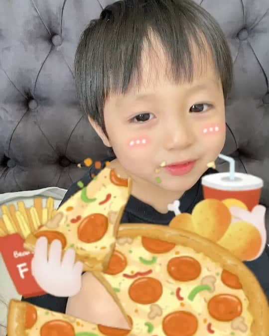 アレクサンダーのインスタグラム：「ベッドでピザ　コーラ❤️ポテト たべるおちび  💁‍♂️💁‍♂️💁‍♂️💁‍♂️💁‍♂️」