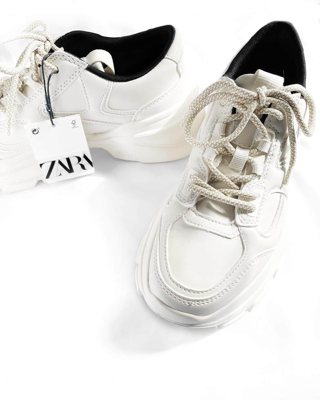 lve_xxxxのインスタグラム：「.﻿ .﻿ 𝗭𝗔𝗥𝗔﻿ @zara  新たなsneaker👟を捕獲﻿ ﻿ いつも履いてるWhiteと似てる型が﻿ 発売なってたから即買い﻿ ﻿ ZARAのｺﾞﾂﾒｽﾆｰｶｰ好き♡﻿ ※ 品番等は2枚目﻿ ﻿ ﻿ ﻿ #ZARA #sneaker #👟 #newin﻿ #ﾁｬﾝｷｰｿｰﾙ #ﾁｬﾝｷｰｿｰﾙﾌﾟﾘﾑｽﾆｰｶｰ﻿」