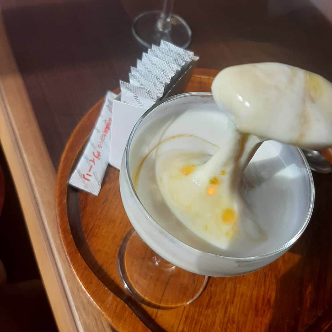 菅原京香さんのインスタグラム写真 - (菅原京香Instagram)「🇳🇴🇸🇪🇫🇮  北欧で大人気の粘る発酵乳  この袋の粉を牛乳パックに入れ、封をして、シェイクして、1日25℃くらいの暖かい場所で発酵させると完成しちゃうヨーグルトメーカーなんです✨  でもそんなセルフで作ったヨーグルト味はどうなのかなとか不安もあったけど、食べて見たら美味しくて、なんなら普通のヨーグルトより個人的には好き💞  この粉いれて作れば、コストパフォーマンスいいし、めちゃくちゃおすすめ😊  作ってるとき、化学の実験してるみたいで楽しかった👩‍🔬🧪  是非気になる方は、試してみてください🎵  わたしは、リピート買いする！！！  #nakagakiviili #ホームメイドヴィーリ #monipla #nakagaki_fan」2月14日 13時07分 - kyoka_collection_