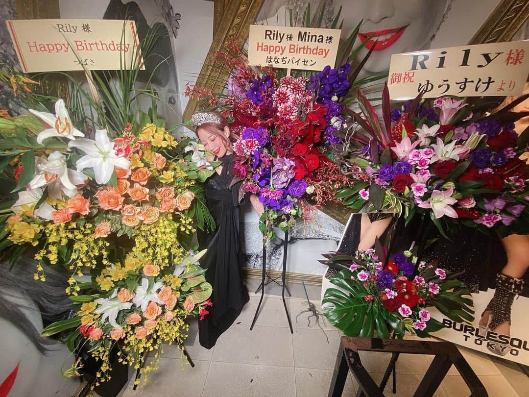 Rilyさんのインスタグラム写真 - (RilyInstagram)「はなぢパイセン🩸 みなと私にスタンドのお花💐送っていただき、ありがとうございます🙏✨✨ 9日のあけ誕からお祝いしてもらえて嬉しかったです☺️✴︎ 動画 私『ありがとうございま〜す🙏💗💗💗』 いぶき『お花💐💗』 って言ってます😂✴︎ ． ． ． #thankyou#ありがとうございました🙏 #flowers#💐」2月14日 13時11分 - rily_burlesque