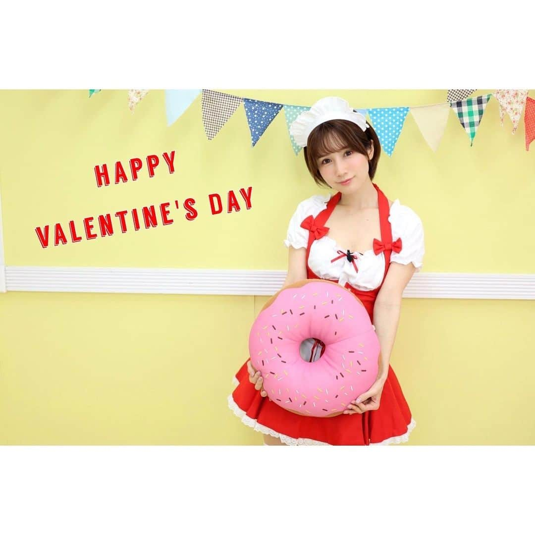 小島みなみさんのインスタグラム写真 - (小島みなみInstagram)「. . Happy Valentine's day 🍫💓 . . . 18時半から 無料YouTubeライブみてね👀 . Twitterからリンクとべます🕊 . . . #メイド服 #メイド #コスプレ #バレンタイン #バレンタインデー」2月14日 13時30分 - kojima_minami_373