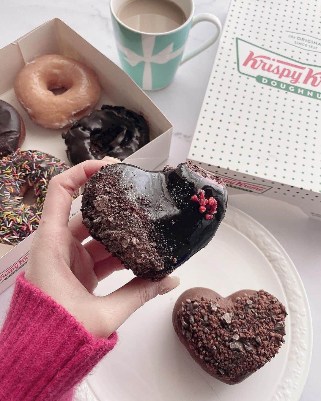 新部宏美さんのインスタグラム写真 - (新部宏美Instagram)「Happy Valentine's Day🍫❤️🌹 * を理由にチョコを食べる日々🐷 クリスピークリームドーナツほんとすき🤤💕8秒レンジでチンすると出来立てほやほやのようになってさらにすき🥰❤️❤️❤️」2月14日 13時29分 - piromin_1202