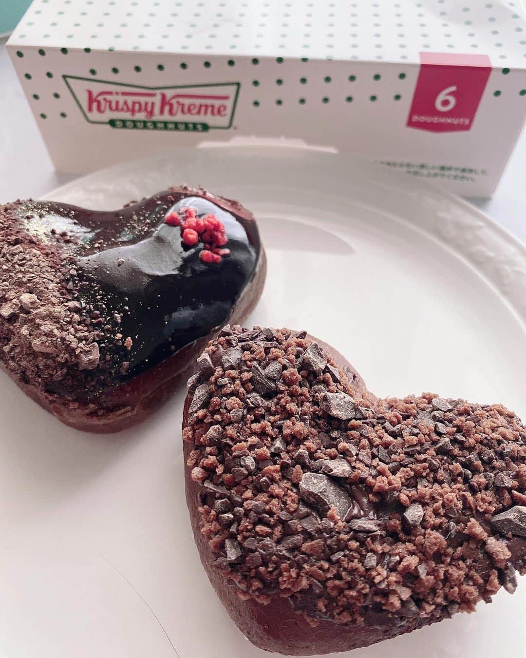 新部宏美さんのインスタグラム写真 - (新部宏美Instagram)「Happy Valentine's Day🍫❤️🌹 * を理由にチョコを食べる日々🐷 クリスピークリームドーナツほんとすき🤤💕8秒レンジでチンすると出来立てほやほやのようになってさらにすき🥰❤️❤️❤️」2月14日 13時29分 - piromin_1202