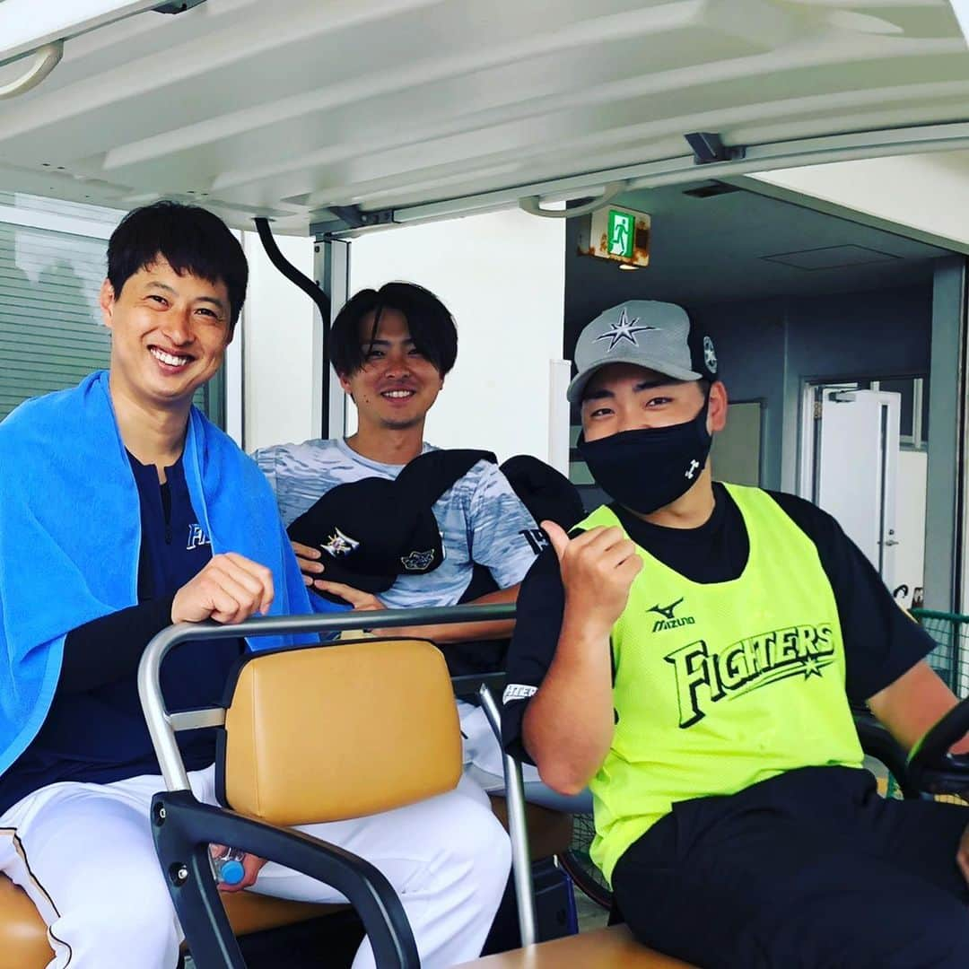 北海道日本ハムファイターズさんのインスタグラム写真 - (北海道日本ハムファイターズInstagram)「室内と球場の行き来は #ゴルフカート で😎  #沖縄キャンプ #タピックスタジアム名護」2月14日 13時24分 - fighters_official