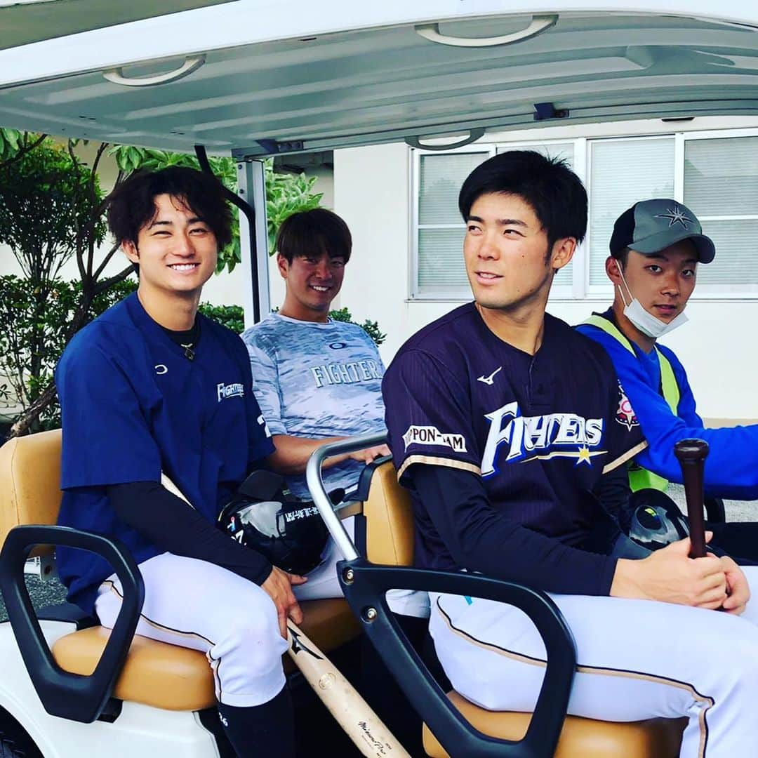 北海道日本ハムファイターズさんのインスタグラム写真 - (北海道日本ハムファイターズInstagram)「室内と球場の行き来は #ゴルフカート で😎  #沖縄キャンプ #タピックスタジアム名護」2月14日 13時24分 - fighters_official