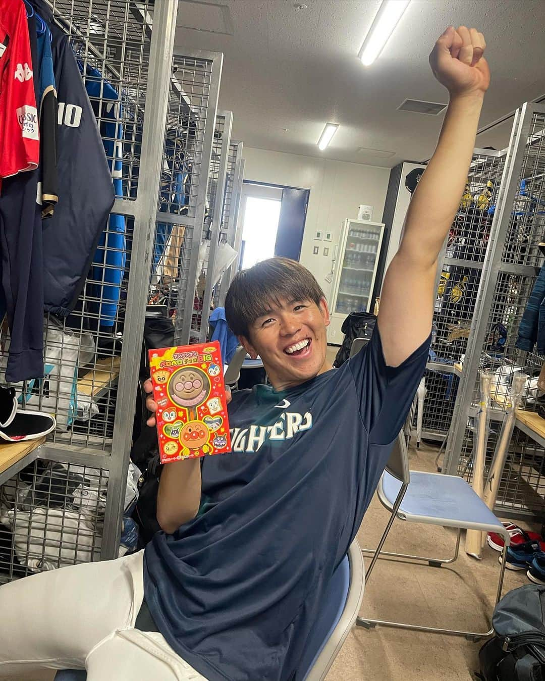 井口和朋のインスタグラム：「ファンからチョコもらって全力で喜んでた👍こんな喜んでくれるなら渡し甲斐ありそう👍 #バレンタインデー#アンパンマンチョコ#アンパンマンポーズ#清水優心#fighters」