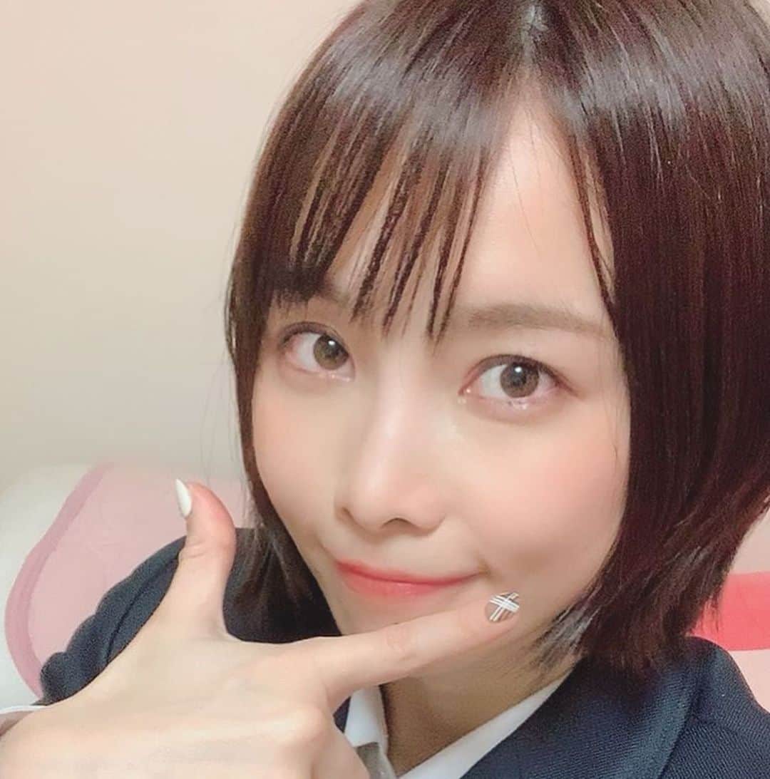 さくまみおのインスタグラム：「チョコネイルしてる引きの写真を探したら…こんなのしかなかった…何してんねん去年のワイ。  #ハッピーバレンタイン #バレンタインチョコネイル #32歳の中学生 パワーワード↑ #もちろん美肌アプリ様々だ」