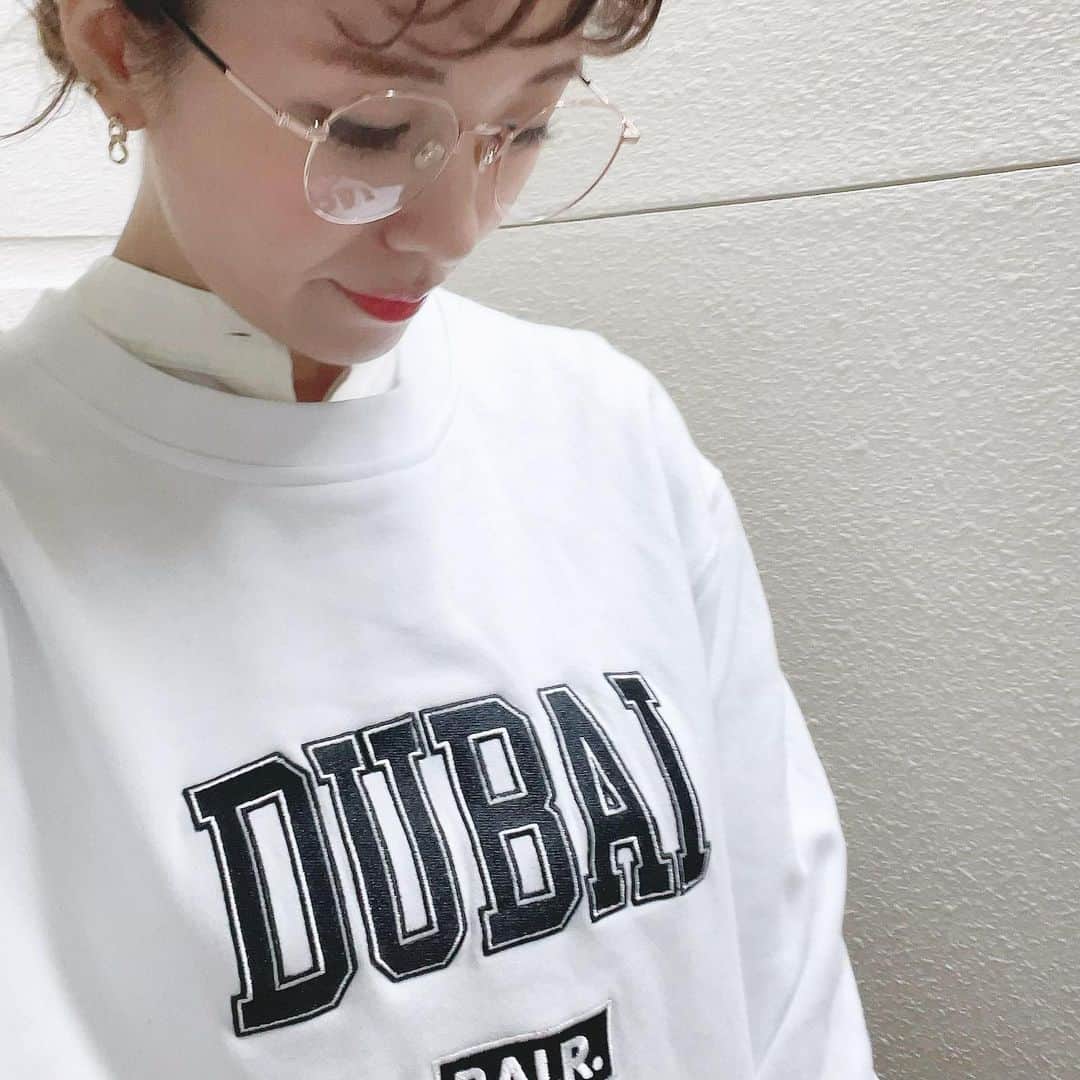 長江愛美さんのインスタグラム写真 - (長江愛美Instagram)「ボーラー女子⚽️🖤  Dubaiトレーナーにシャツ合わせ😚お気に入り🤍  ユニセックスで男女共有で着れるのもポイント🤍  着心地も抜群🤍BALR.最高だ👏  UNIQLO Uのシャツも、安くてかたち可愛くてめちゃくちゃいい🤍 ボーラー着るとなんか眼鏡かけたくなるのなんでだ？🥸  #balr  #ボーラー #Dubai #ドバイ #トレーナー #バランススタイル #眼鏡女子  #カジュアル #トレーナー #大好き」2月14日 13時27分 - manamin.512