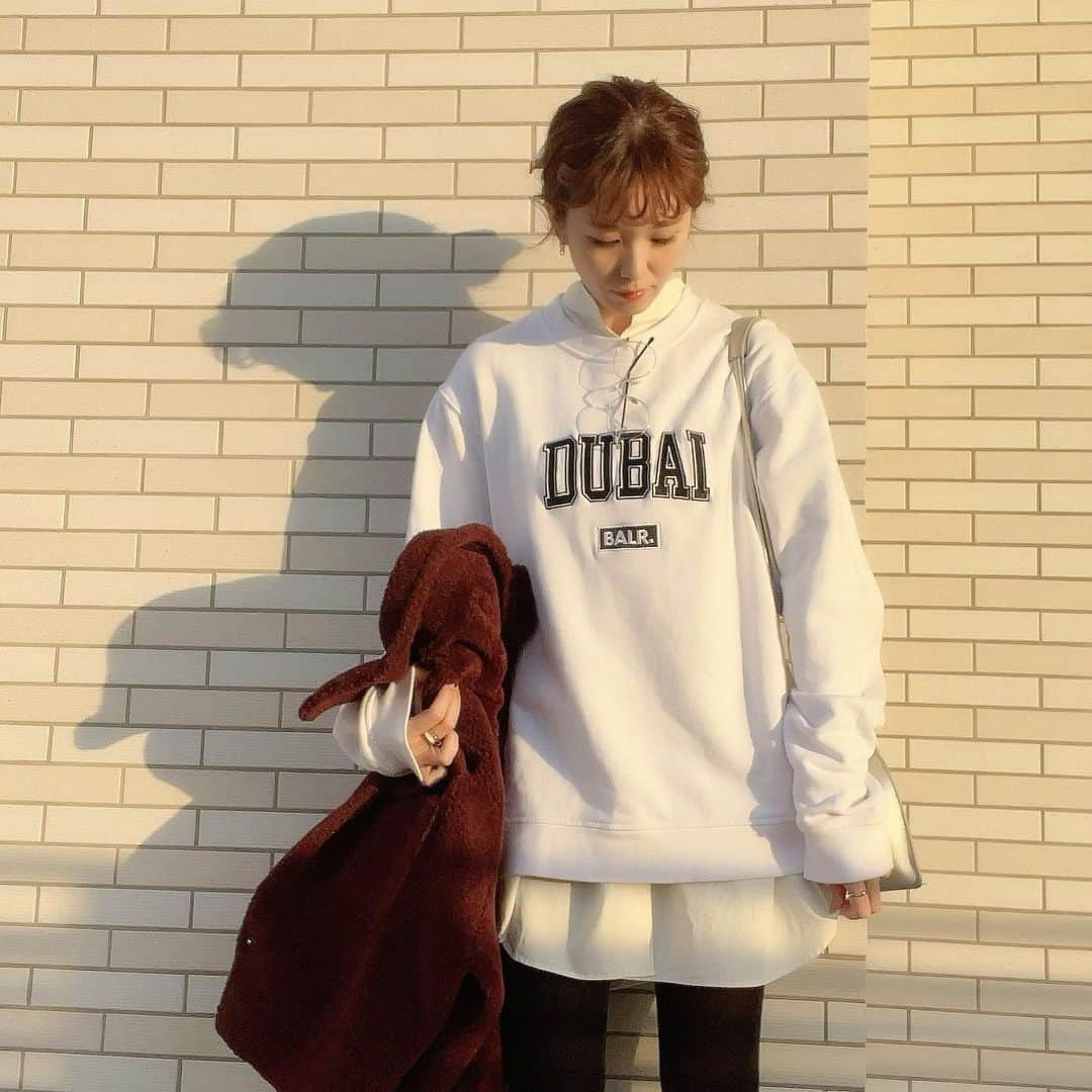 のインスタグラム：「ボーラー女子⚽️🖤  Dubaiトレーナーにシャツ合わせ😚お気に入り🤍  ユニセックスで男女共有で着れるのもポイント🤍  着心地も抜群🤍BALR.最高だ👏  UNIQLO Uのシャツも、安くてかたち可愛くてめちゃくちゃいい🤍 ボーラー着るとなんか眼鏡かけたくなるのなんでだ？🥸  #balr  #ボーラー #Dubai #ドバイ #トレーナー #バランススタイル #眼鏡女子  #カジュアル #トレーナー #大好き」