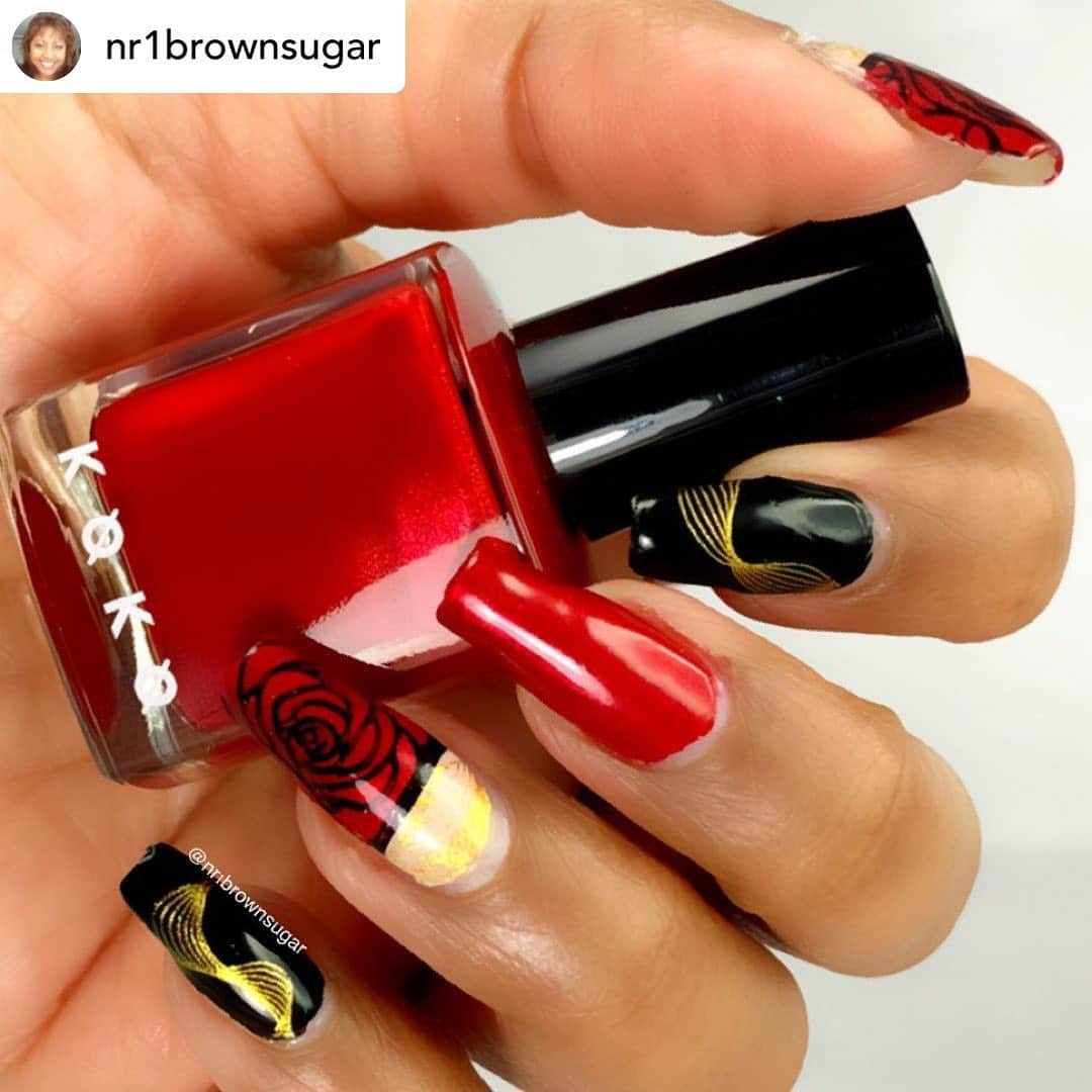 Nail Designsさんのインスタグラム写真 - (Nail DesignsInstagram)「By• @nr1brownsugar I’ve been into lots of reds and pinks these days. Maybe the commercial, capitalistic hype around Valentine’s Day has finally gotten to me, but I’m fighting it tooth and fingernails all the way! I want roses🌹 and chocolates 🍫 every day of the year, damnit? Hope you love this design as much as I do.  What’s your favorite thing about February 14th (other than, you know, the decapitation celebrations from a couple thousand years ago) 💀?  . 🔳 🌹✨🔳 🌹✨🔳 🌹✨🔳 . Red - Køkø (no name) Stamping polish- twinkled t Stamping plate- WP14, ND136 . 🔳 🌹✨🔳 🌹✨🔳 🌹✨🔳 . #fabnails #nailartdiary #rednails #blacknails #nailartcult #nailartlover #nagelkonst #hudiksvall  #macrophotographylover #nailspafeature #stampingnailart #nailartistry #nailobsession #nailjunkie #nailmag #nailinspo #valentinesnails . 🔳 🌹✨🔳 🌹✨🔳 🌹✨🔳 .」2月14日 13時32分 - nailartfeature