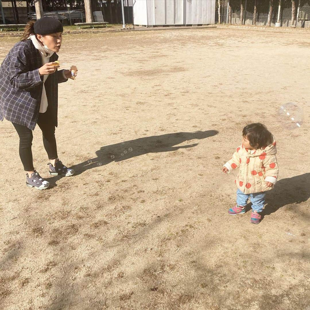 川畑雅秀さんのインスタグラム写真 - (川畑雅秀Instagram)「初めてのシャボン玉遊び😁追いかけずにシャボン玉に話しかけてた…😅遊び方が違う〜〜🤣 #初めて #シャボン玉 #遊び #公園 #月ちゃん #可愛い女の子 #かわばたくん #吉本芸人」2月14日 13時34分 - kawabata.kun