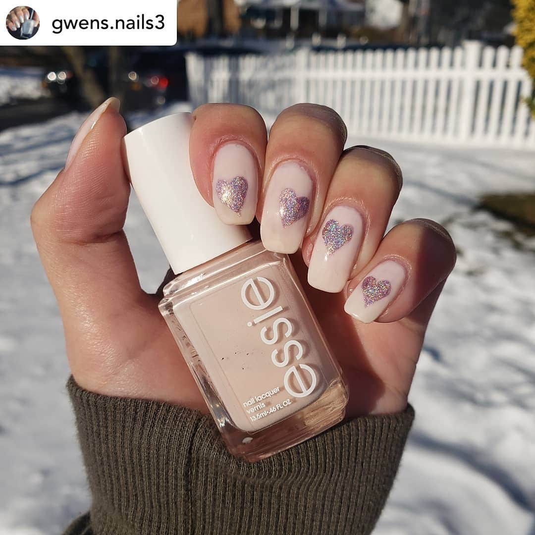 Nail Designsのインスタグラム：「By• @gwens.nails3 💗 • Simple holo hearts for Valentine's Day💘 • • @essie "ballet slippers" @colorclubnaillacquer "cloud nine" • • #valentinesdaynails #valentinesdayinspo #nailinspo #hearts #heartnails #nailartist #simplenailart #heartnailart #nailart💅 #naturalnails #nailspafeature #nailsnailsnails #nailfies」