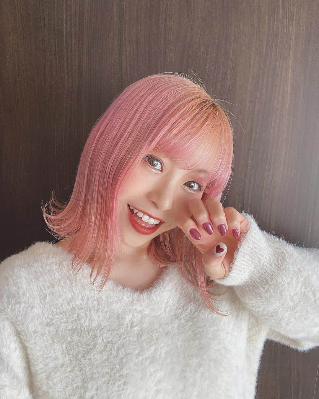 SAYAKA（BsGirls）さんのインスタグラム写真 - (SAYAKA（BsGirls）Instagram)「﻿ ﻿ ﻿ みなさーん！﻿ ﻿ ﻿ ﻿ Happy Valentine🍫💗♩﻿ 今日からBsGirls公式TikTokが始まります🤎﻿ ﻿ ﻿ ﻿ 早速投稿したので、お時間ある時﻿ 是非覗いてみてくださいね🤭☘️﻿ これから沢山アップしていきます〜！﻿ お楽しみに🌈﻿ ﻿ ﻿ ﻿ ﻿ そしてそしてー！﻿ ﻿ ﻿  New Nail 💅🏼✨﻿ 皆さんからピンクとか桜とか？！ 春っぽいのどう？とお声沢山頂きましたが、﻿ ピンクは次にとっておきます🌸💗﻿ 沢山リクエストありがとうございました😊 ﻿ ﻿ ﻿ バレンタイン仕様にして、♥️を入れてもらいました🥰どうですかー？！﻿ ﻿ ﻿ ﻿ 最近は本当にシンプルめが好きなので、﻿もうめっちゃお気に入り最高！って感じで﻿ テンションあがってるSAYAKAでございます(^^)﻿ ﻿ ﻿  今日はhappyな1日になりますように🍫💝 ﻿ ﻿ ﻿ じみーに今チョコ作り頑張ってます…（笑）﻿ 成功する自信はちょっと無いけど﻿ 頑張ります🍫✊🏻💭﻿ また載せますねっ♩﻿ ﻿ ﻿ ﻿ #オリックス #BsGirls #Bs2021#baseball #プロ野球 #超革新的 #ORIX #buffaloes #京セラドーム大阪 #sayaka_354 #sayaka #vocal #performance #avex #HappyValentine﻿ #TikTok#初投稿#見てね#Νail#バレンタイン　#仕様#ボルドー#カシス#アートネイル#2本アート﻿」2月14日 13時46分 - sayaka_bsgirls_354