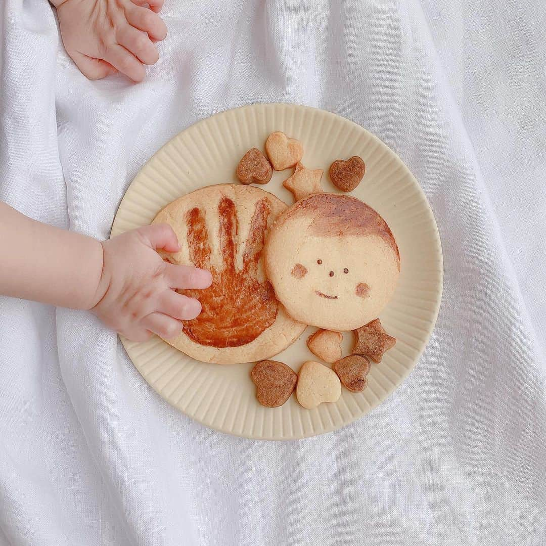 伊藤りかさんのインスタグラム写真 - (伊藤りかInstagram)「． Valentine Day..🍫 * 👶🏻くんと手作りクッキーを焼きました◌ ストーリーに載せたらたくさん反響をいただいた めっちゃくちゃ可愛い #手形クッキー クッキー生地に、手形を押して 濃いめに作ったココアで手形を塗り塗りするだけ𓂃 * 材料も作り方も 簡単なのに仕上がりが可愛すぎる🥲🙏🏻💖 旦那さんも "可愛すぎて食べれない"と感動してました😂笑 * 👶🏻くんの似顔絵クッキーも作ってみたんやけど 絵心なさすぎて、顔がシュールすぎる🤦🏼‍♀️☁️ * #男の子ママ #男の子ベビー #おとこのこママ  #男の子baby #令和ベイビー #10ヶ月ベビー #赤ちゃんのいる生活 #10ヶ月男の子 #バレンタイン #バレンタイン手作り #バレンタインレシピ #手作りお菓子 #手作りクッキー #手形アート #新米ママ #夫婦時間 #赤ちゃん #ママライフ #息子 #令和2年ベビー #生後10ヶ月 #ママさんと繋がりたい #伊藤りか #snsクリエイター」2月14日 13時47分 - rrrika.i