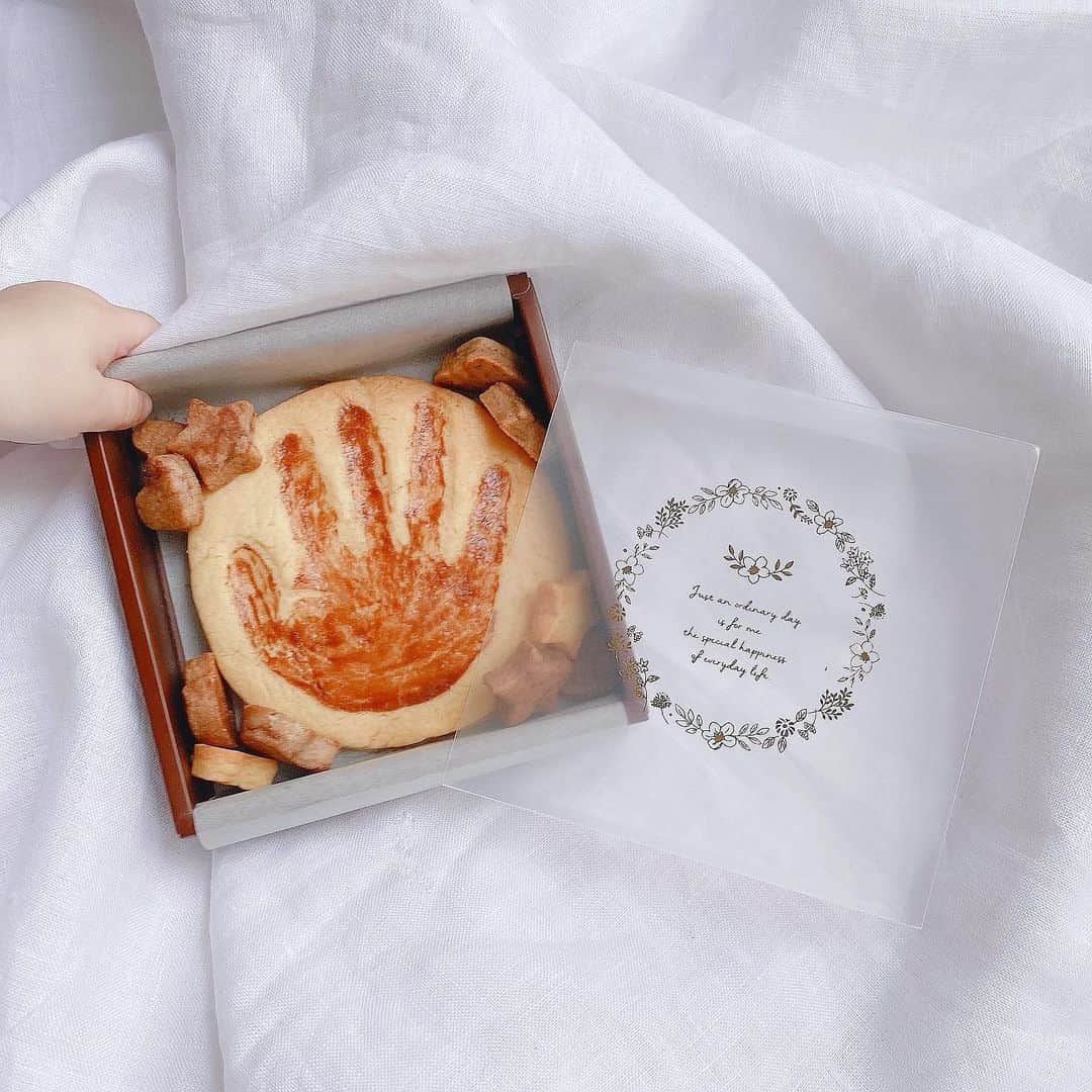 伊藤りかさんのインスタグラム写真 伊藤りかinstagram Valentine Day くんと手作りクッキーを焼きました ストーリーに載せたらたくさん反響をいただいた めっちゃくちゃ可愛い 手形クッキー クッキー生地に 手形を押して 濃いめに作ったココアで
