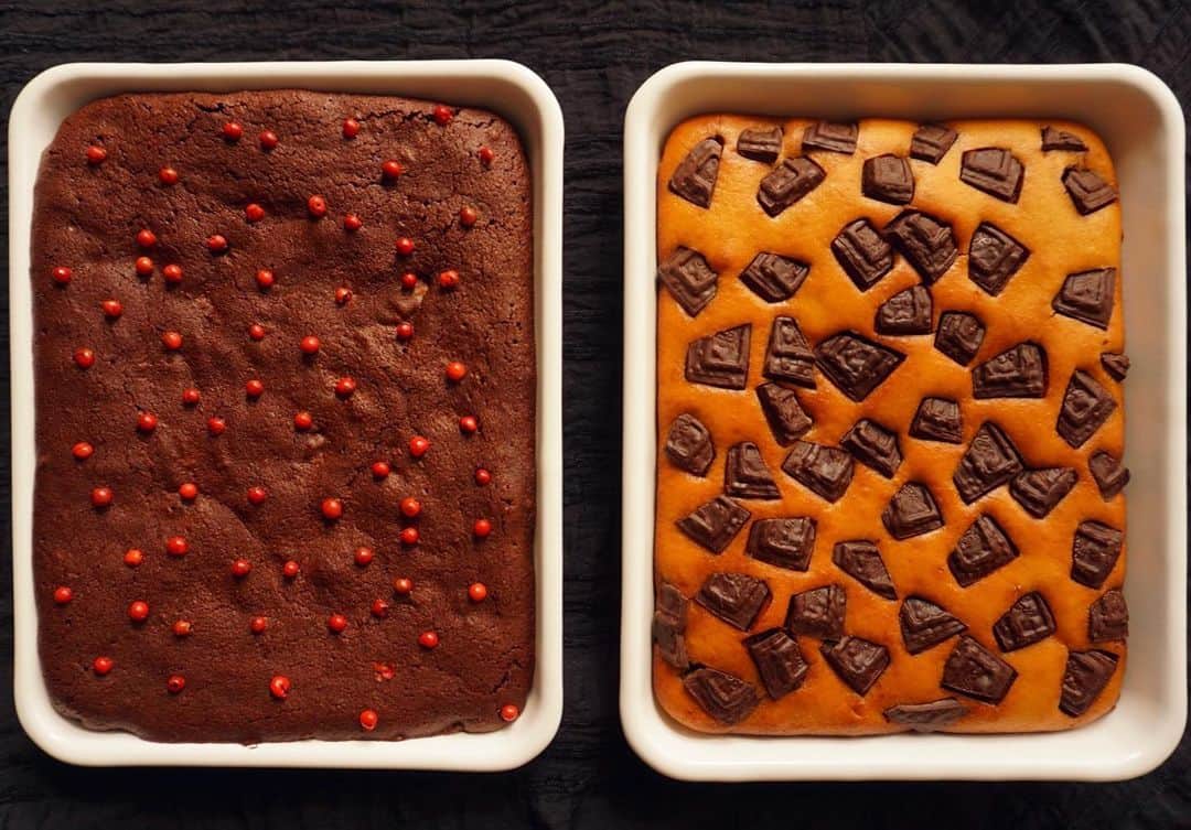 のインスタグラム：「🍫🍫🍫 *. バレンタインという事でいつか作ってみようと思ってたものをここぞとばかりに作ってみる。 今回はファッジブラウニーとミントチョコレートケーキ🍫🌿 ブラウニーにはピンクペッパーを散らして大好きなアマレットも♡ 中にはアーモンドとチョコチップを忍ばせてみた‪‪☺︎‬ ミントチョコレートケーキはほんのりミントを感じる生地に♡ 粉物がどうしても苦手でなかなか思い通りに作れず、反省、改善して今回はどうだろ？って思ったけどまだまだ私と粉物の戦いは続きそうです😬 コロナに自然災害に色々と不安もあるけど、気を抜かずに少しでも早く心穏やかに過ごせる日々が戻ってきますように！ 素敵なバレンタインを♡ *. *. *. #バレンタイン#バレンタインデー#🍫#ブラウニー#チョコミント#野田琺瑯 #お菓子作り #手作りお菓子#♥️#🌿」