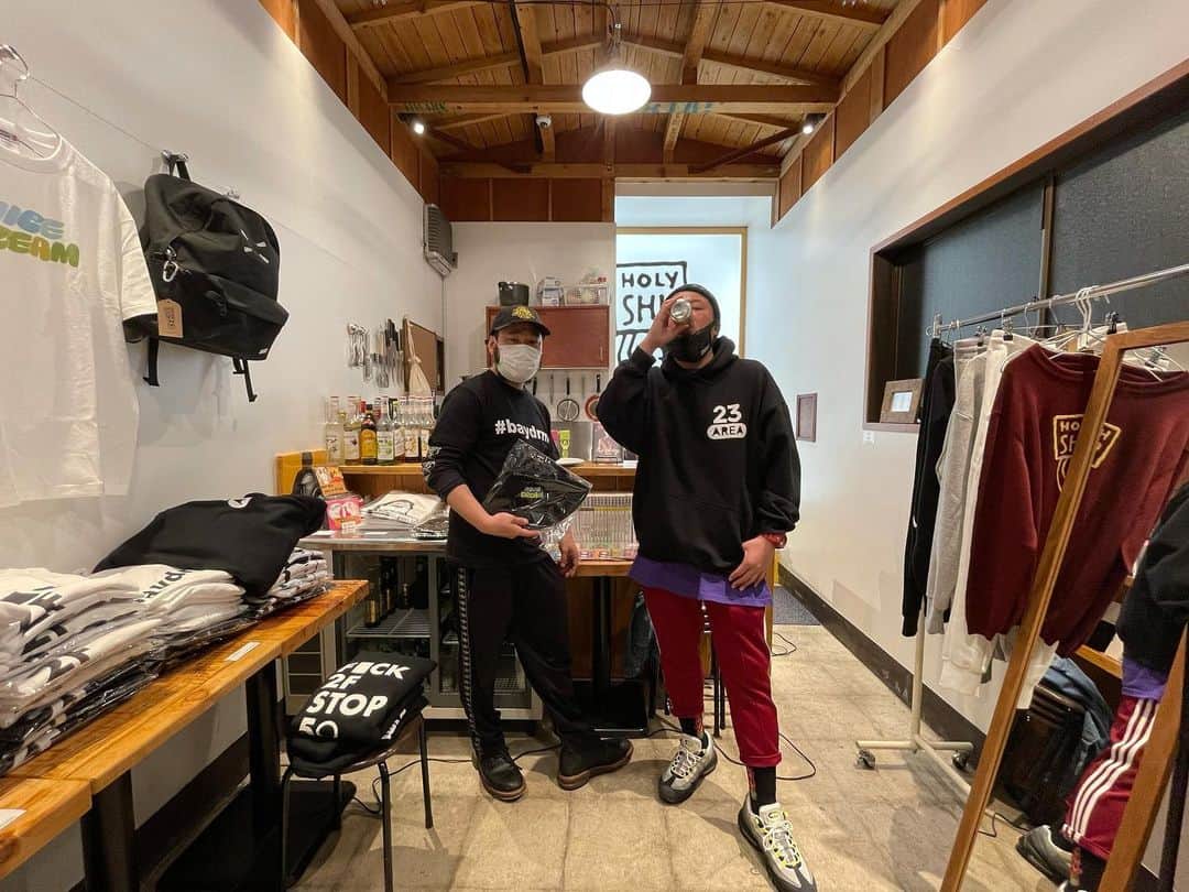 サイプレス上野のインスタグラム：「取り急ぎ、今日のPOP UP in “HOLY  SHIT”です！  15:00DJ KEI10 a.k.a.MADSAIZERyA 16:00DJ komogi 17:00 DJ KEI10 a.k.a.MADSAIZERyA 17:45 伝説 19:00 DJ komogi （※来たらどこかでロベルト吉野）  18時からはCASTLE RECORDSとのインスタライブも！！」