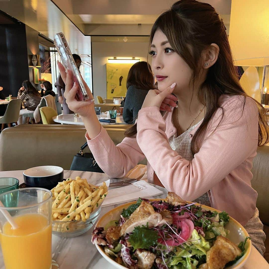 新藤加菜さんのインスタグラム写真 - (新藤加菜Instagram)「. BILLS💓 . #bills #reona #アフタヌーンティー #michellmacaron #ツイードワンピ #フレンチフライ #cafe #おしゃカフェ #おしゃれカフェ #パンケーキ #銀座カフェ #ginza #japanesegirl #エゴサーチ #レオナカメラマン」2月14日 13時45分 - kanachailatte