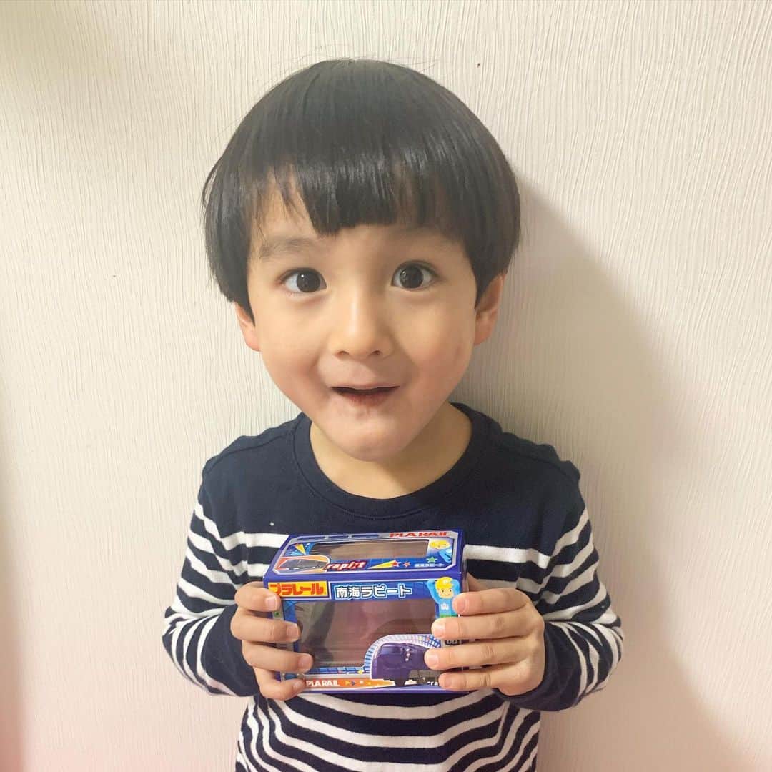 山口尚美のインスタグラム：「メリーバレンタイン星太郎🌟💝🚃 今年は山手線無かったからラピートね🚆❣️ 撮影&ディレクションは全て はるみお姉ちゃんでした🎀🐰笑」