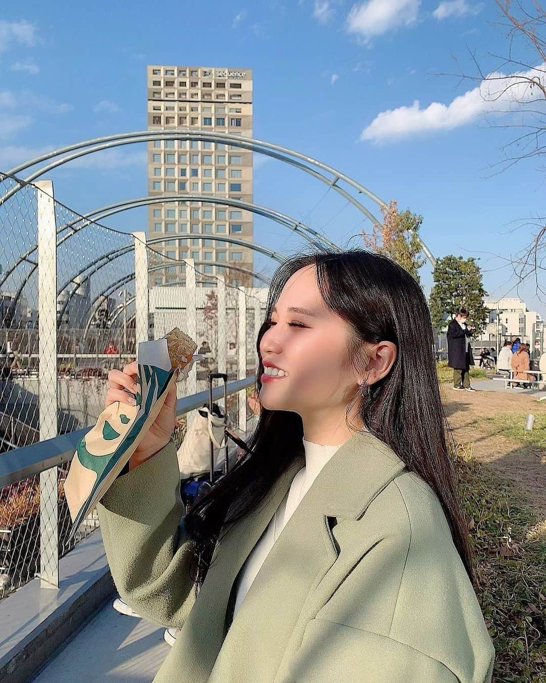 AKARIのインスタグラム：「#miyashitapark ☁️💙  しばらくスタバは飲み放題です みんなありがとう🥺🥺🥺！」