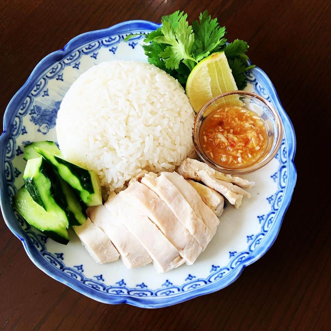 志摩有子さんのインスタグラム写真 - (志摩有子Instagram)「お天気がいいからお昼はエスニック。 久しぶりにカオマンガイ。 鶏胸肉をしっとり茹でて、そのスープでご飯を炊く。  #カオマンガイ #おうちでエスニック」2月14日 13時48分 - ariko418