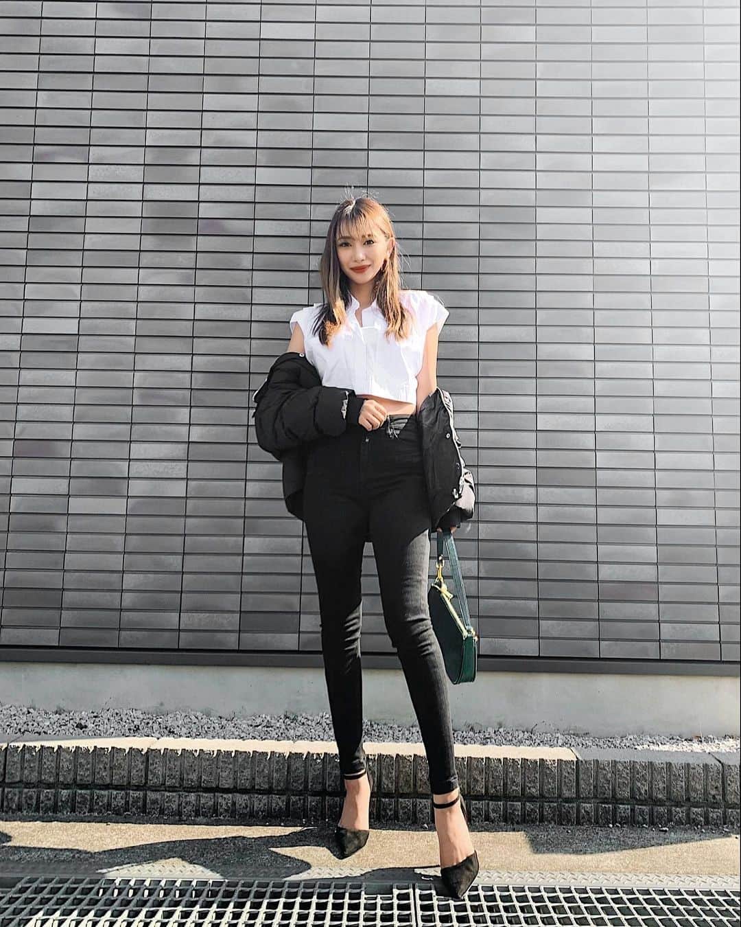 新井ニーニャのインスタグラム：「.  𝑴𝒐𝒏𝒐𝒕𝒐𝒏𝒆 & 𝑮𝒓𝒆𝒆𝒏 🖤🤍💚  DenimはEMODAのELDER series❤︎ @emoda_official  素材がヌード、フィックス、シムの3タイプあって ハイウエストとジャストウエストから デザインも選べるもの！  私は、ジャストウエストのフィックスSを選びました👖 外国人風に履きたかったんだけど すごいフィットして足を綺麗に見せてくれる！ ピタピタなのに、苦しすぎないの。不思議💕  外に出る機会が少ないから 最近はヒールを履きたくなります👠💓  @emoda_snap #emoda_jeans #emoda #mystyleemoda」