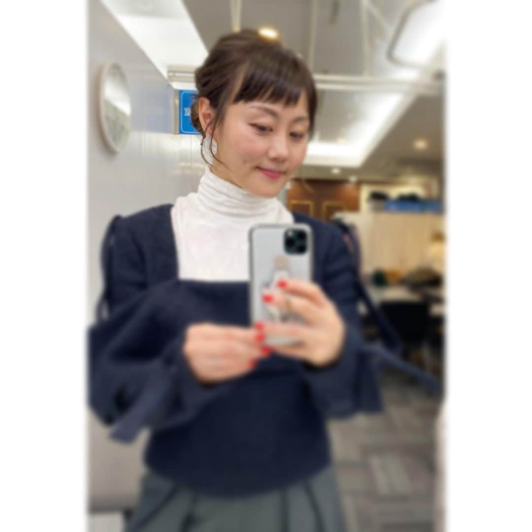 新井麻希さんのインスタグラム写真 - (新井麻希Instagram)「* 大学のサッカー部の先輩でプロダクトデザイナーのカナが、ミャンマーの貝を使ったアクセサリーをデザインしました🐚！  絶対欲しい！と思いHPいって早速お買い物したら、私が一番のお客さんだったみたいで、とっても縁起が良くて嬉しかった😊🥳  大きめでとても華やかだから、マスクをしてても存在感があるし、テレビ画面でももちろん、やったことないんだけどWEB会議とかでも映えそうです！👏  イヤリングもありました！！  カナ、素敵なものをありがとう😊 そして、新しいブランド立ち上げ本当におめでとうございます🥳  #munafragments #ミャンマーの貝 #ピアス #イヤリング」2月14日 13時53分 - makiarai58