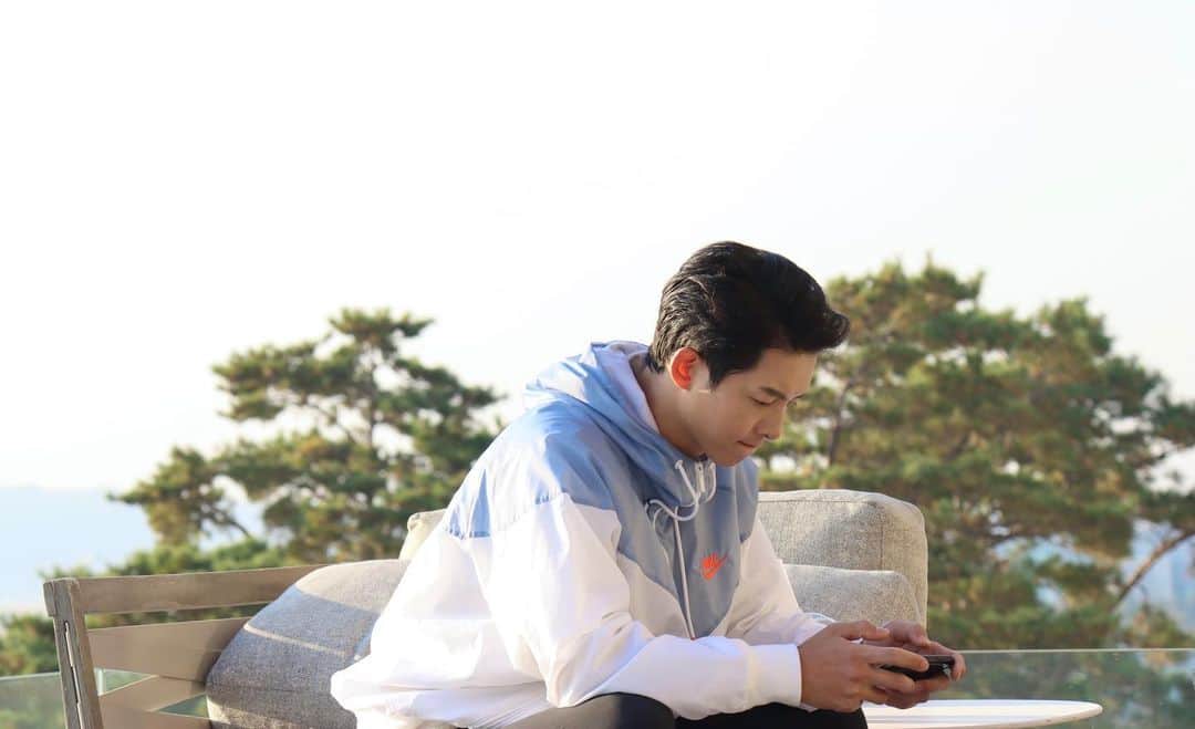 ソン・ジュンギさんのインスタグラム写真 - (ソン・ジュンギInstagram)「/ ☁️🌳📱 - #송중기 #songjoongki」2月14日 14時05分 - hi_songjoongki