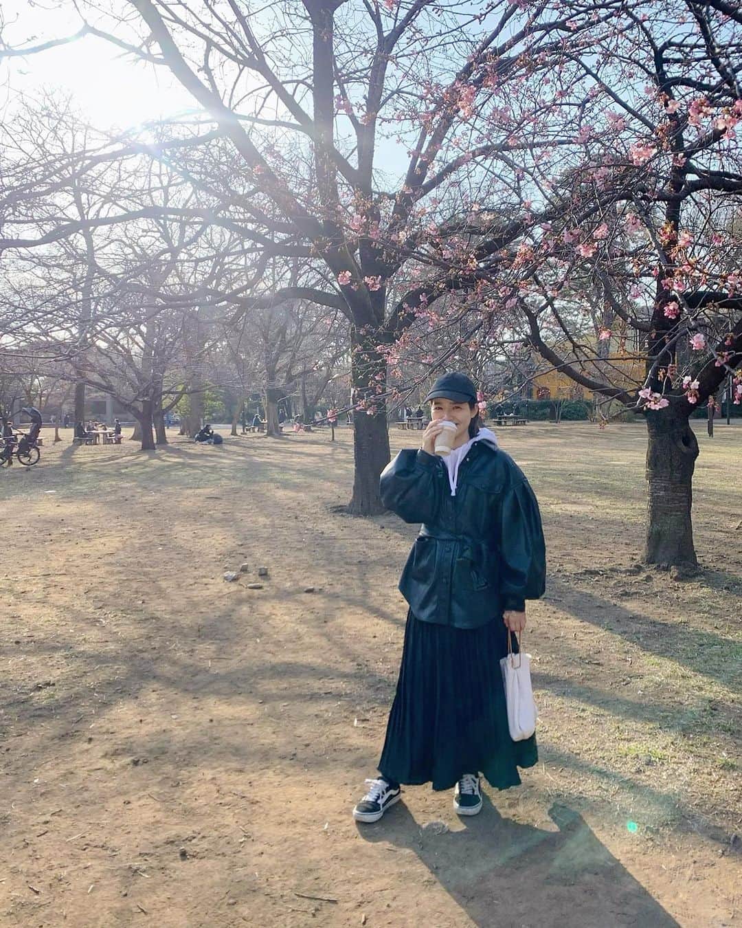 猪鼻ちひろのインスタグラム：「🌸 お散歩日和な週末、さいこうだぁ〜 #ちひろのお洋服 #お散歩 #わたしの庭← #井の頭公園 #井の頭恩賜公園 #幼少期からの想い出と共に隅から隅までご案内できます💁🏻‍♀️ #動物園はしばらくお休みだよ」