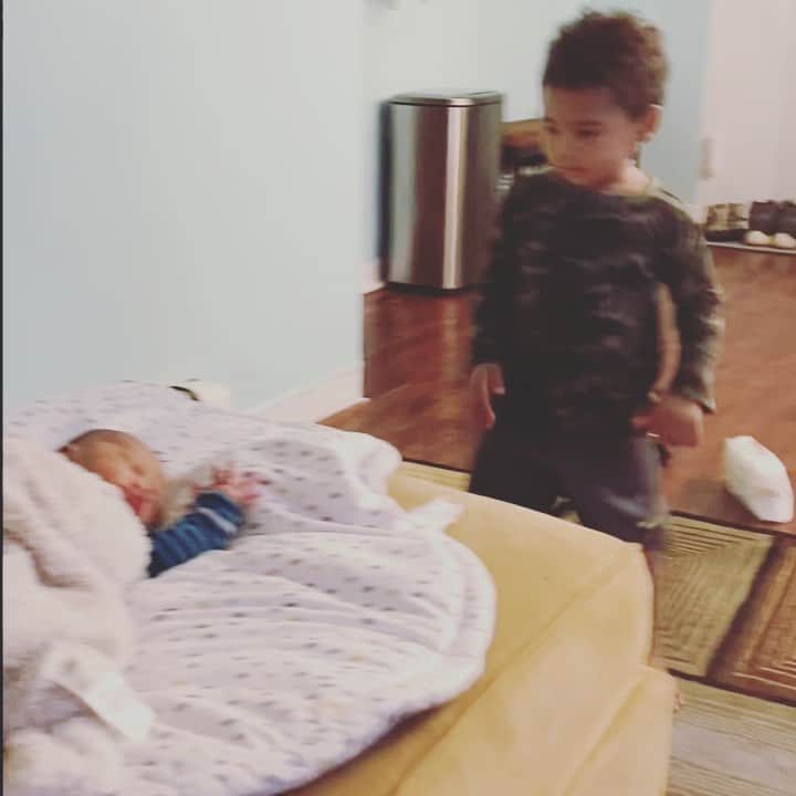 中鉢明子のインスタグラム：「The 3rd one knows how to sleep by nature😴 #newborn #baby #siblings  生まれつき寝る術を身につけてる。こんなもんじゃなく顔をパシパシ触られても揺らされても起きない末っ子。チュッチュされおでこにチョコレートつけられて寝てる。上の子たちもどこでも騒音の中でもぐーぐー寝る子たちでその点は子育て助かりました。#新生児 #3人きょうだい」