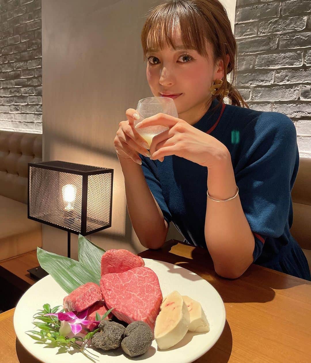 唯可（yuika）さんのインスタグラム写真 - (唯可（yuika）Instagram)「カフェみたいにおしゃれな焼肉屋さん @ushigoro_yakiniku の表参道店🥩 前に表参道歩いてたら、あ！ここにうしごろできたんだ！って ずっと気になっててようやく行けた☺️ せっかくなので表参道限定のコースをしれっと頂いてきました🙏 お肉どれ食べても美味しくて幸せだった🤤 写真は3枚目が一番盛れたかも🤔？ . . . #焼肉#うしごろ#うしごろ表参道#表参道#表参道ディナー#表参道グルメ#表参道カフェ#食レポ#食レポグラム#ushigoro#yakiniku」2月14日 14時07分 - yu.i.k.a