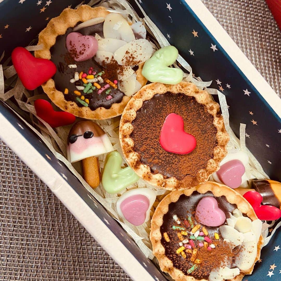 ゆみみさんのインスタグラム写真 - (ゆみみInstagram)「今年は手作り。似顔絵チョコとクッキーと 手作りキットのチョコタルト。 #バレンタイン #バレンタイン手作り  #手作りクッキー #チョコレート」2月14日 14時07分 - yumimi76