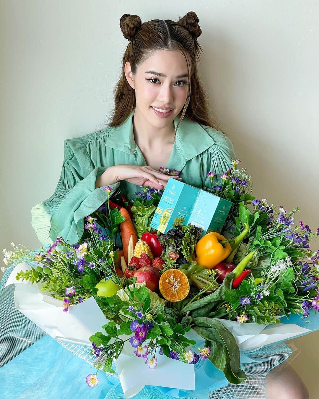 グレース＝カンクラオのインスタグラム：「อ้ะ! มีคนส่งความรักมาให้ค่า ใครว่าวาเลนไทน์ต้องได้ช่อดอกไม้ ได้ช่อผัก ผลไม้แบบนี้ เริ่ดกว่าา! 🥝🍓🌽🍊🍇🥦♥️ เดือนแห่งความรักนี้อย่าลืมดูแลตัวเองจากภายใน เริ่มต้นจากระบบขับถ่ายและสุขภาพที่ดี ง่ายๆ แค่เราทานผัก ผลไม้ ให้ครบ แต่..ถ้าจะให้กินหมดช่อนี้เลยก็คงไม่ไหว 55555 ขอแนะนำตัวช่วยดีๆอย่าง ชาเม่ วันเดย์ ไฟเบอร์ เคล็ดลับง่ายๆของเกรซ แค่ดื่มก่อนนอน ตื่นมารู้เรื่อง ตัวเบาสบายเลยค่า 👍🏻#ดื่ม1ได้ถึง3 #วันเดียวครบรู้เรื่อง #ถ่ายไม่ออกบอกชาเม่ #ชาเม่วันเดย์ไฟเบอร์ #CHAME1DayFiber #CHAMEThailand @chamethailandofficial」