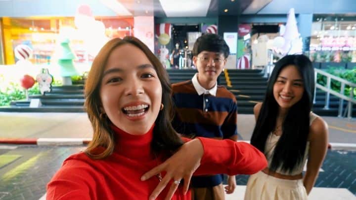 バイトゥーイ・ズワピットのインスタグラム：「วันนี้เตยจะไปช้อปปิ้งกับอาชิเพื่อนสาวคนสวยผู้ได้รับช่อดอกไม้ในงานแต่งเตย และเบสนักแสดงสุดหล่อ ร้องเพลงเพราะทำอาหารก็อร่อย 5555 แต่คราวนี้คิดว่าโดนเม้าท์มากกว่าได้เดินช้อปละม้าง ไปดูกัน youtube ZuvapitSnap #zuvapitsnap」