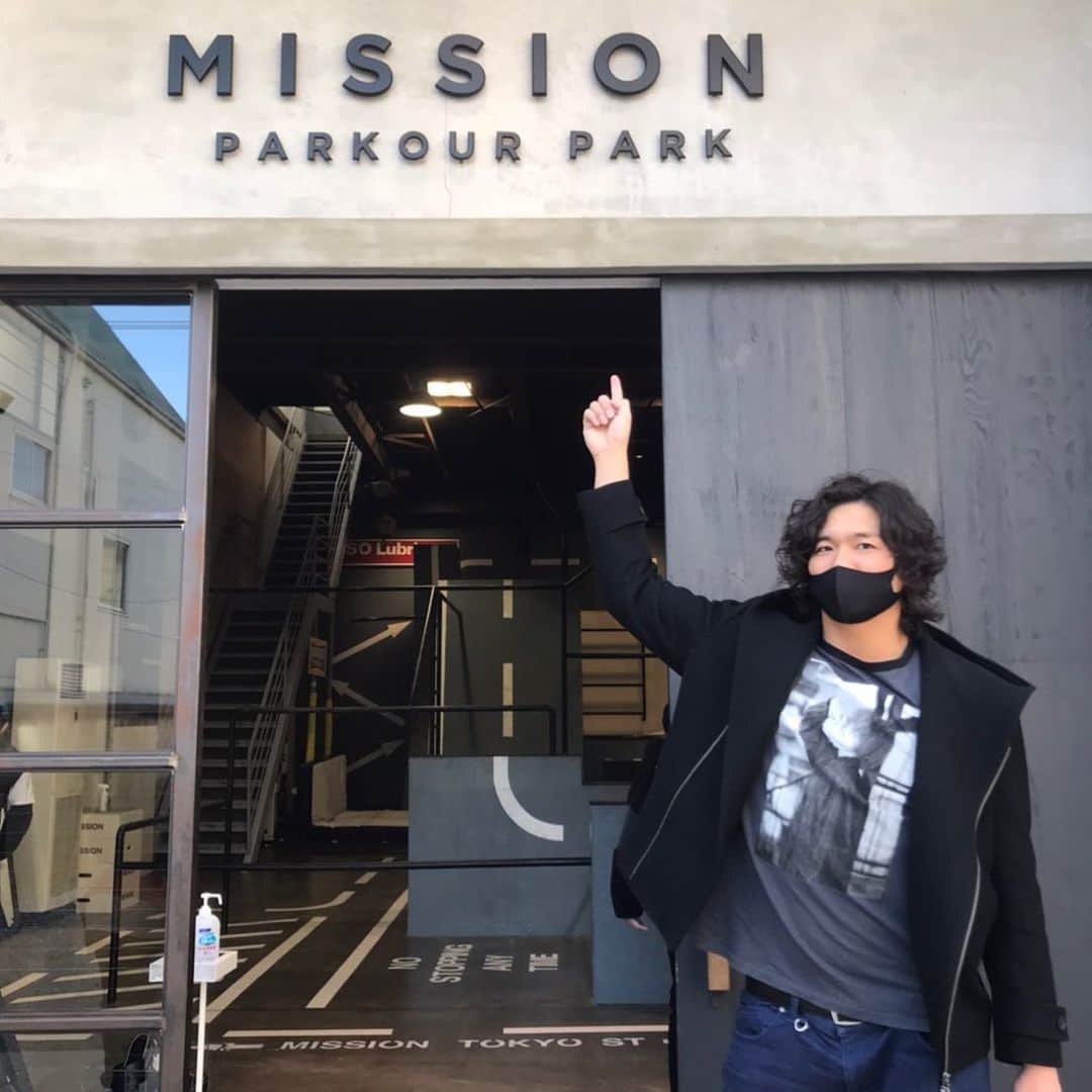 ジェイク・リーのインスタグラム：「パルクール初めてやってみたけど、なかなか上手くいかないね、、  けど面白いし、いい練習になる。  これは俺に必要なものだ。」