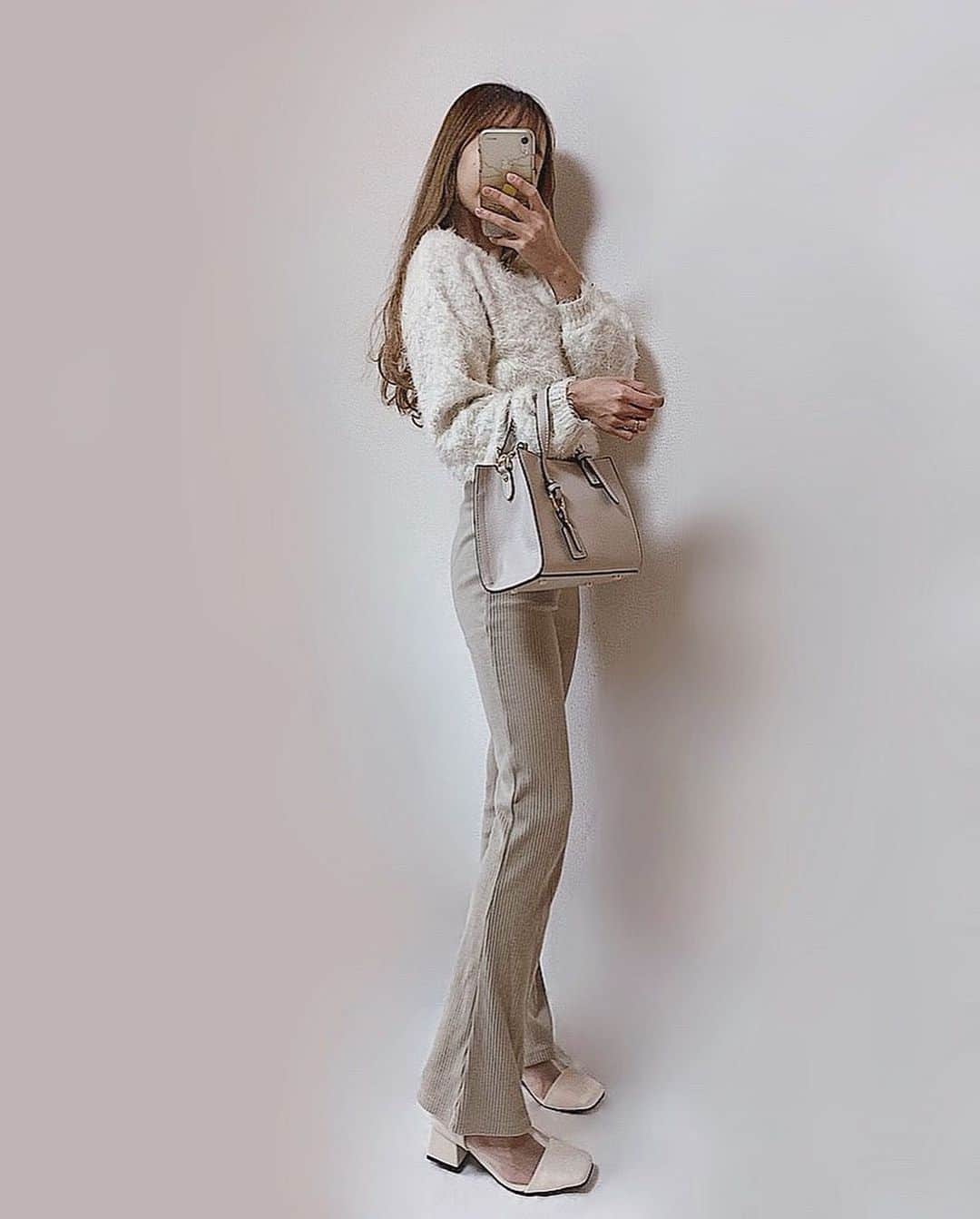 さっぴちゃんのインスタグラム：「... . チュールブーツに挑戦👢 普段はパンプス合わせになりがちな フレアパンツやスカートに合わせたくて♡♡ . ヒールも高すぎず低すぎずで 足が綺麗に見える🥺♡♡ 加工してないのに細く写りすぎてますが😂 . ブーツはZOZOTOWNにてタイムセール実施中なので 気になる方は是非♡♡ . . 𓂃ニット　#duras 𓂃パンツ　#神戸レタス 𓂃ブーツ　#sango @sango_nofall_online . . ………………………………(♡)……………………………… .」