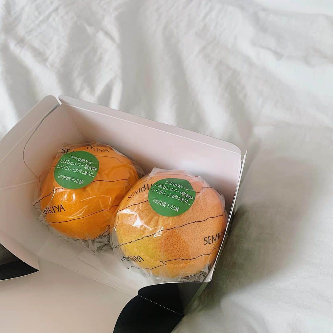 猪鼻ちひろのインスタグラム：「🍊💘 HAPPY VALENTINE'S DAY! うれしくって、お目目キラキラで飛び起きた🥺笑 みんなは何あげた？もらった？作った？♡ #バレンタイン #もらって嬉しいプレゼント #グレープフルーツゼリー #いつ食べようかな🤭」