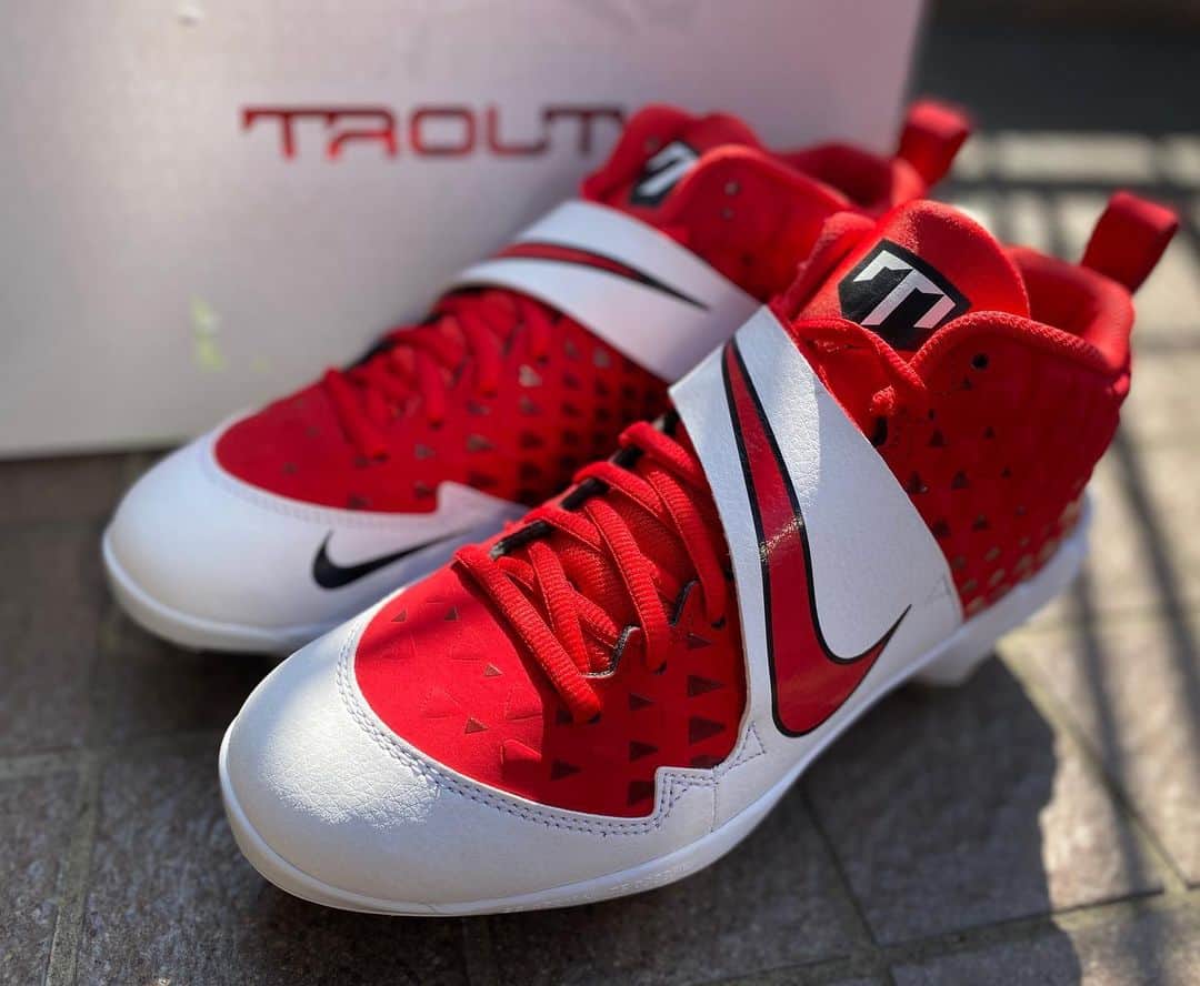のインスタグラム：「【BASEBALL LIFE】 MLB担当の某通信員（同期）に、現地で買い物してきてもらった「NIKE FORCE AIR TROUT 6 PRO」 ⚾️ 日本でも買えるのですが、お値段はやはり現地の方が🤫大谷翔平選手の同僚でもあるマイク・トラウト選手モデル。生まれ故郷の場所が印字されていたり、細かいこだわりがすごいです！ ⚾️ ギアだけが揃っていきますが😅、「球春」が待ち遠しいですね！ ⚾️ #BASEBALL #baseballlife #baseballplayer #野球 #硬式野球 #草野球 #マスターズ甲子園 #野球好きな人と繋がりたい #NIKE #NIKEBASEBALL #NIKETROUT @miketrout」