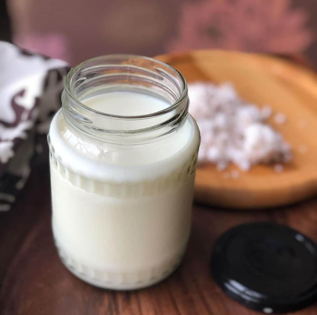 Archana's Kitchenさんのインスタグラム写真 - (Archana's KitchenInstagram)「#HowToMake Homemade Coconut Milk Recipe  Search for the recipe “Homemade Coconut Milk” in our app. Link to the app in the bio @archanaskitchen」2月14日 14時30分 - archanaskitchen