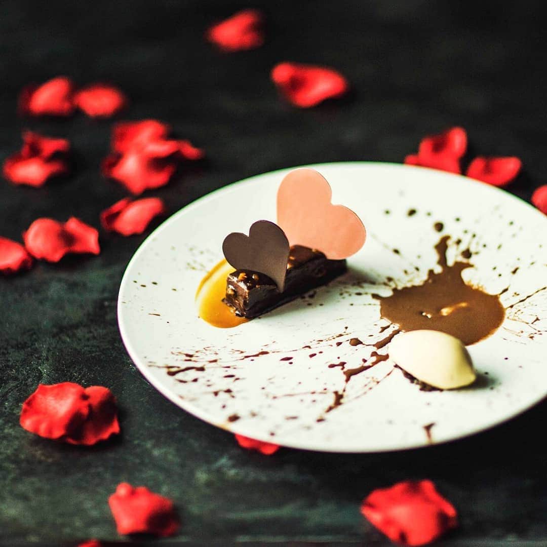 Conrad Tokyoのインスタグラム：「ハッピーバレンタイン❤大切な人とすてきなひとときをお過ごしください。  Happy Valentine's Day from Conrad Tokyo.  Share your own images with us by tagging @conrad_tokyo  ————————————————————— #コンラッド東京 #コンラッド #ホテル #汐留 #東京 #新橋 #銀座 #港区 #ステイケーション #ホテルレストラン #おこもりステイ #バレンタイン #バレンタインデー  #ConradTokyo #StayInspired #Conrad #Tokyo #Shiodome #Shinbashi #staycation #hotelrestaurant #valentine #valentineday」